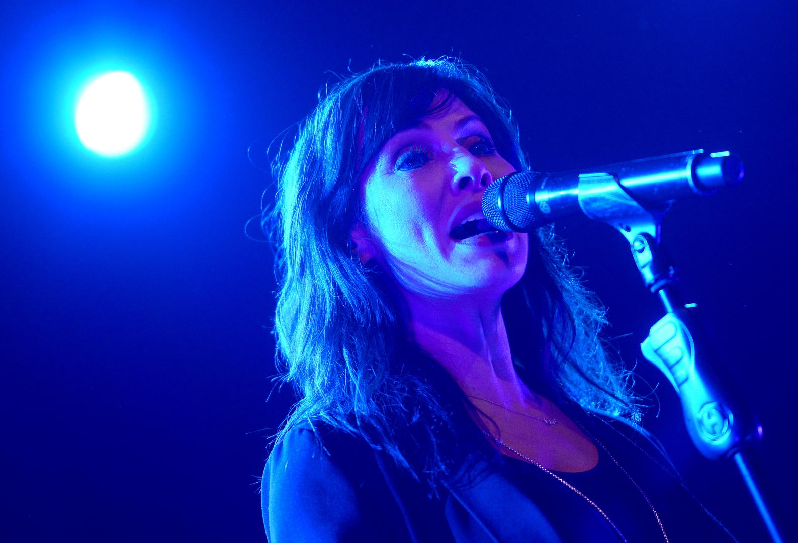 Natalie Imbruglia prije 20-ak godina izdala je pjesmu "Torn" koja je u prvom tjednu u Velikoj Britaniji prodana u 250 tisuća primjeraka, a ubrzo je diljem  svijeta prodana u četiri milijuna primjeraka.