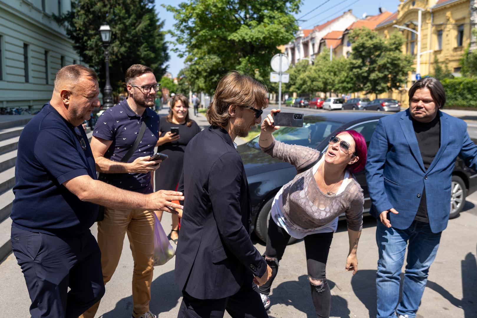 Istaknuo je da je sve ugovore prihvaćao na prijedlog Zdravka Mamića, s kojim je imao, kako kaže, dobar i povjerljiv odnos.