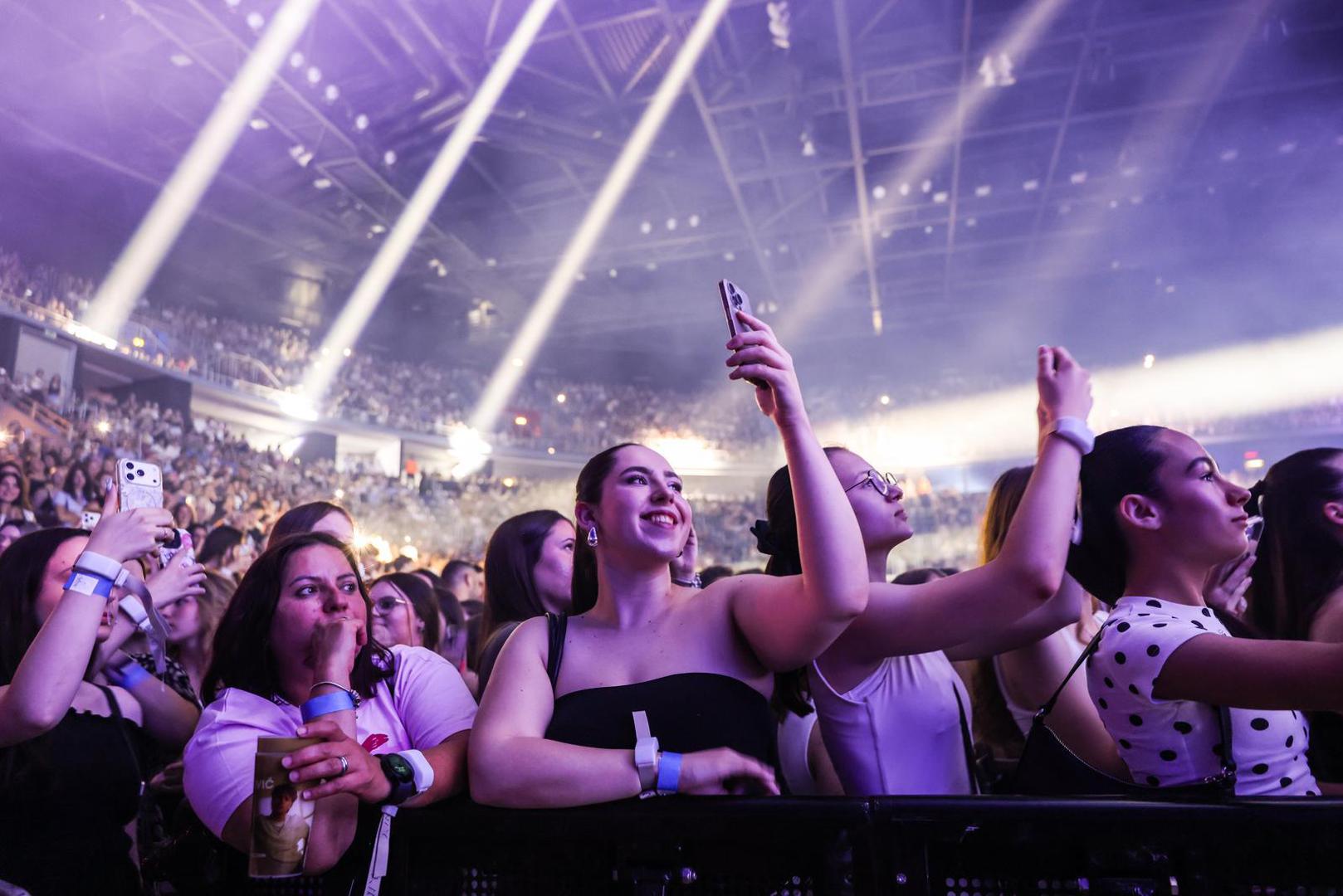 Zbog golemog pritiska publike koja je ostala bez svoje ulaznice za prvi koncert u zagrebačko Areni, organizatori su dodali i drugi koncert, zakazan za 20. lipnja
