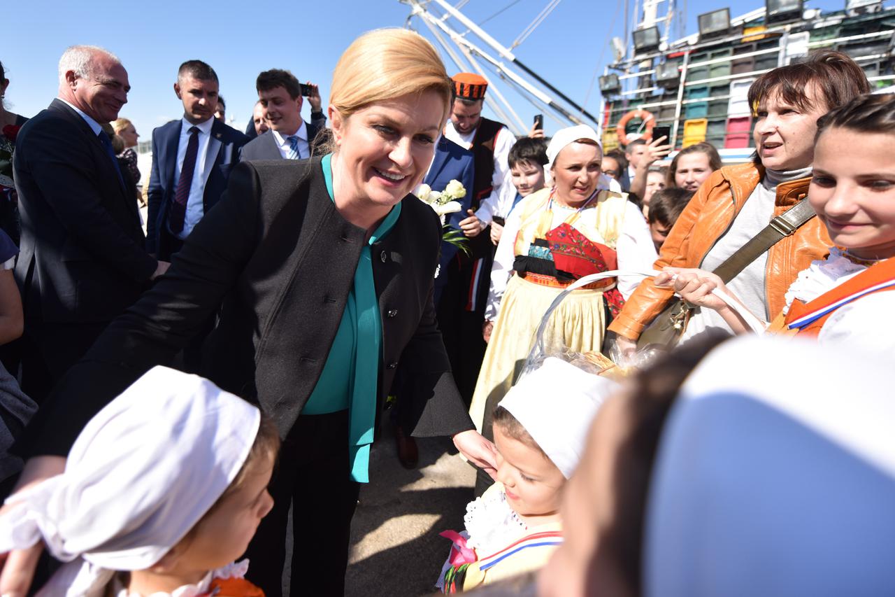 Predsjednica Kolinda Grabar-Kitarović posjetila ribarsku lučicu u Tribunju