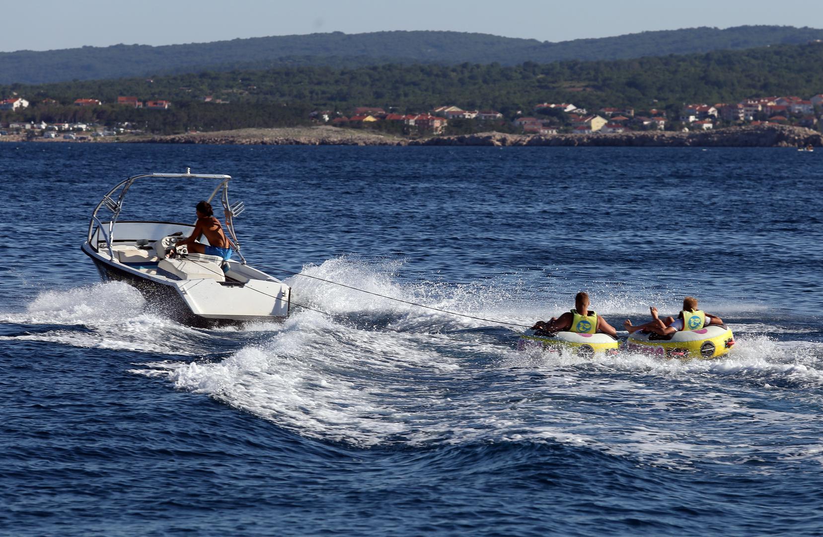 Turisti uživaju na crikveničkim plažama u moru, suncu i sportovima na moru.