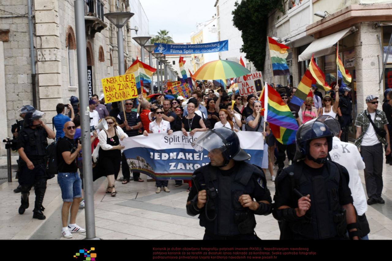 '09.06.2012., Split - Stotine sudionika Povorke ponosa u setnji gradom, praceni jakim policijskim snagama.  Photo: Ivo Cagalj/PIXSELL'