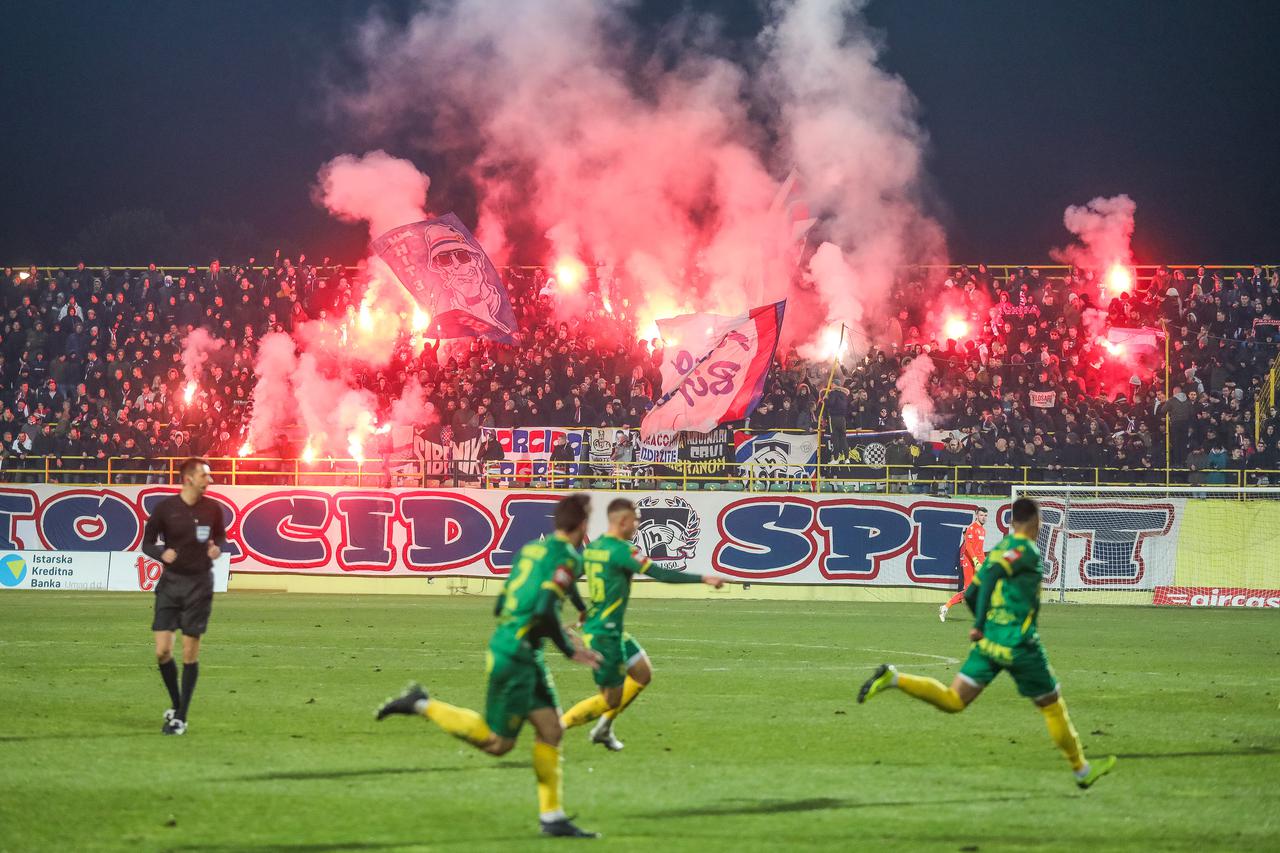 Pula: Bakljada nakon vodstva Istre protiv Hajduka rezultatom 3:0