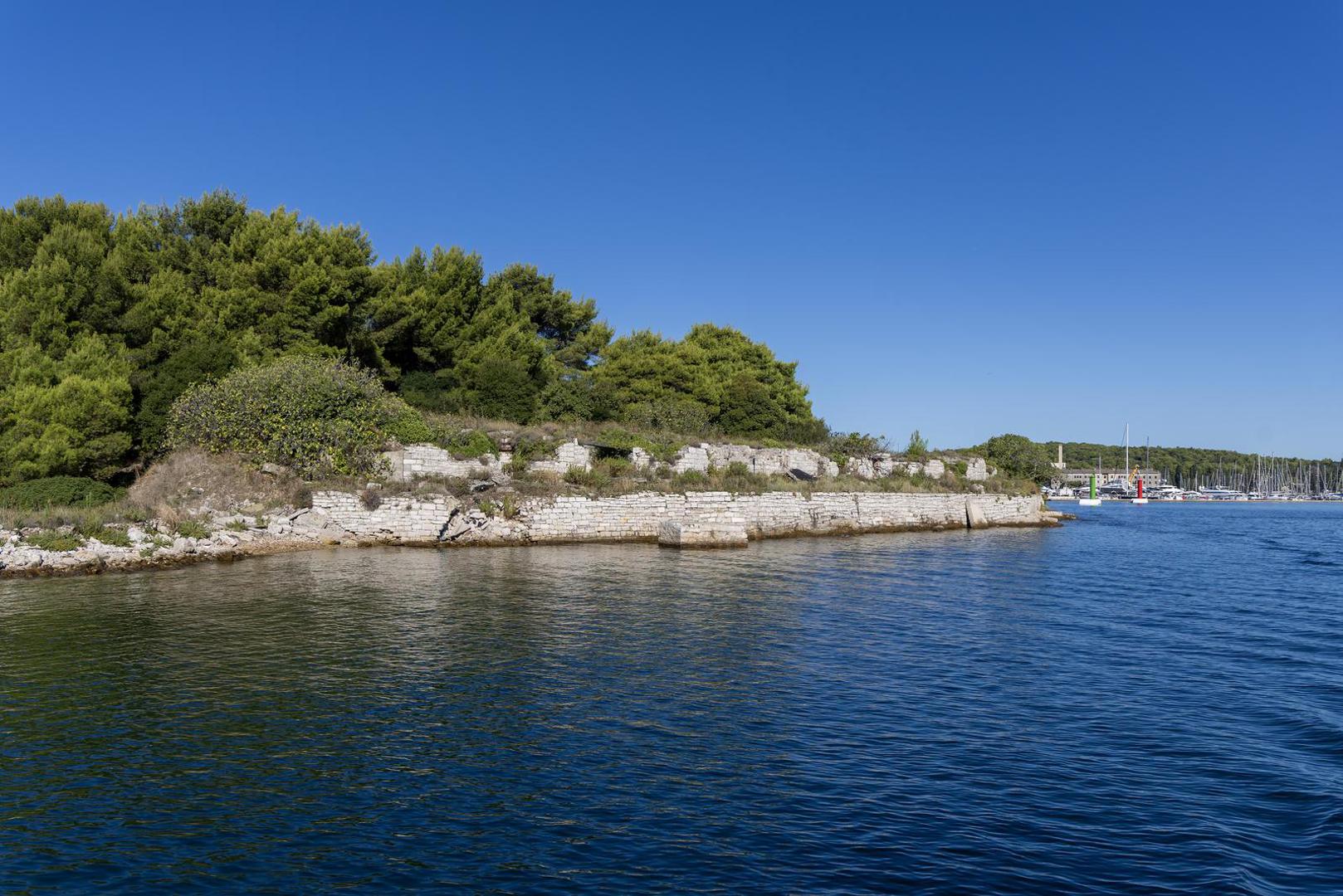 "Tko želi na otok, na kojem se nalaze neke od najvažnijih i najinteresantnijih utvrda austrijskog i austrougarskog naslijeđa u Puli, može ići na vlastitu odgovornost", rekao je Gordić prilikom posjeta novinara otoku Sv. Andrija.