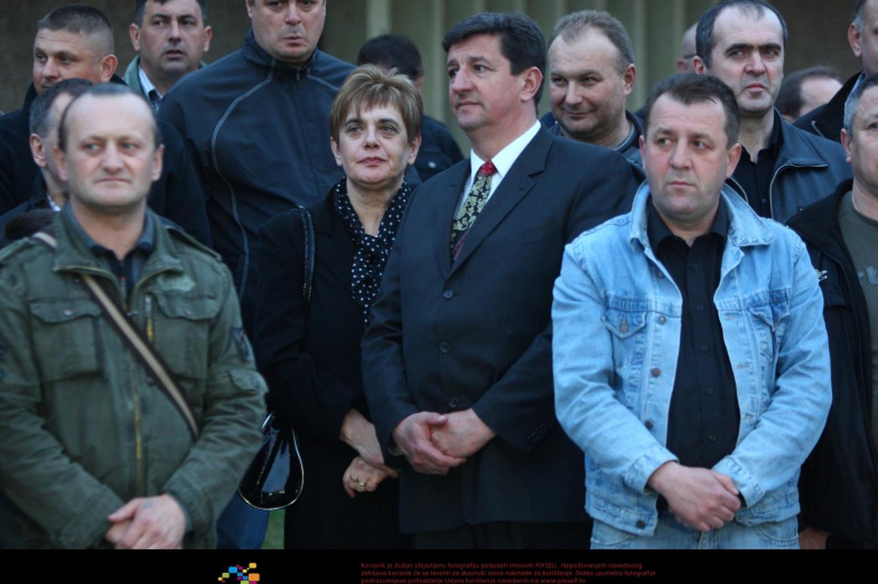 '03.04.2010.,Zagreb,Hrvatska - Nezavisni dragovoljci i Hrvatski branitelji okupili su se ispred zatvora u Remetincu kako bi molili za sve pritvorene i zatvorene hrvatske branitelje u domovini i svijet