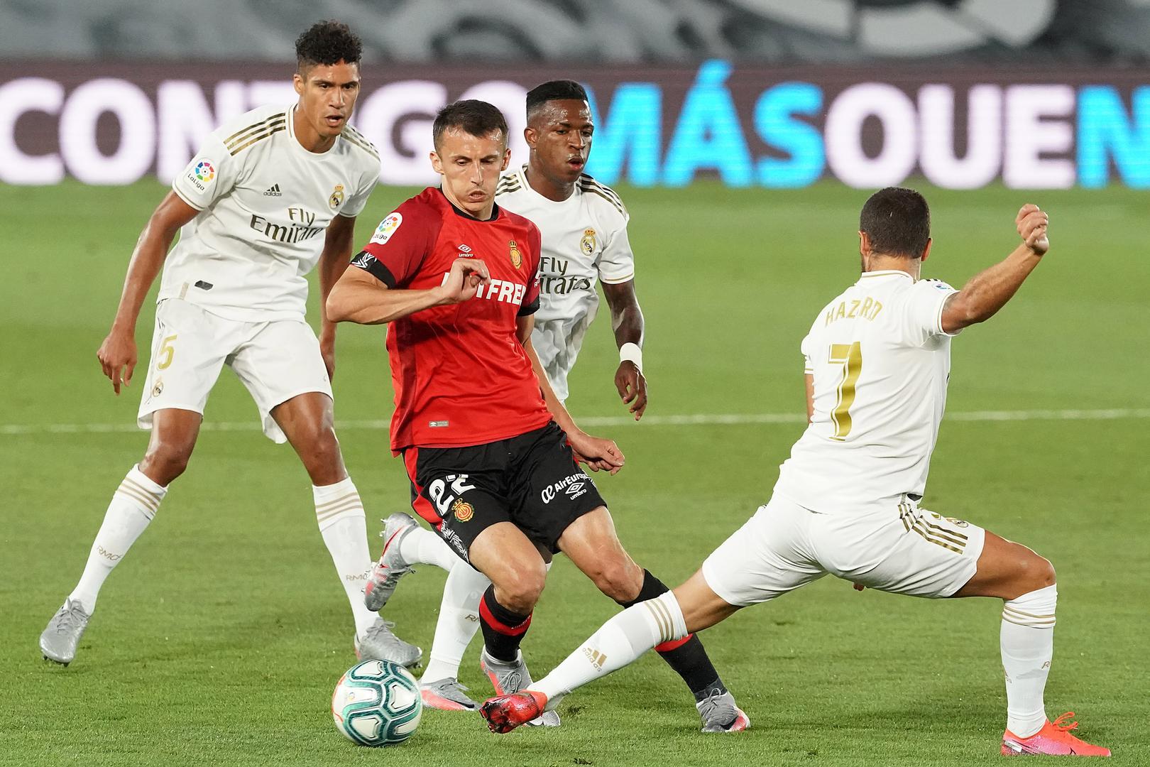 Real Madrid's Raphael Varane (l), Vinicius Junior (c-r) and Eden Hazard (r) and RCD Mallorca's Ante Budimir during La Liga match. June 24,2020. (Foto: nordphoto / Alterphoto /Acero) /PIXSELL