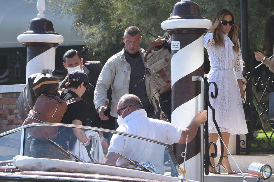 Jennifer Lopez and Ben Affleck arrive at Lido and reach Cipriani