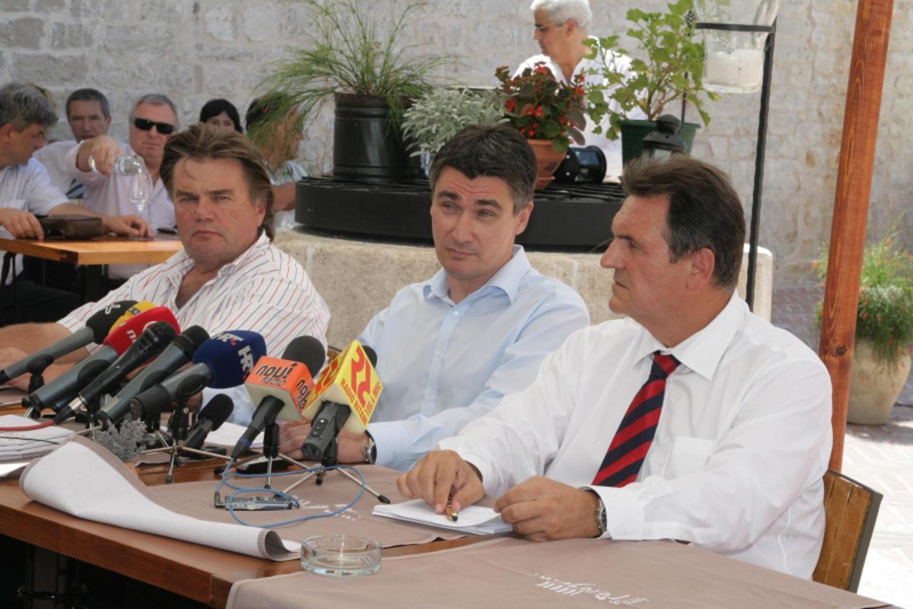 \'Sibenik 20. kolovoza 2009. - Cacic, Milanovic i Jakovcic u Sibeniku, sa gradonacelnikom i dogradonacelnicima, na ulici, pred katedralom, pred vijecnicom, na pressici... - snimio Hrvoslav Pavic\'