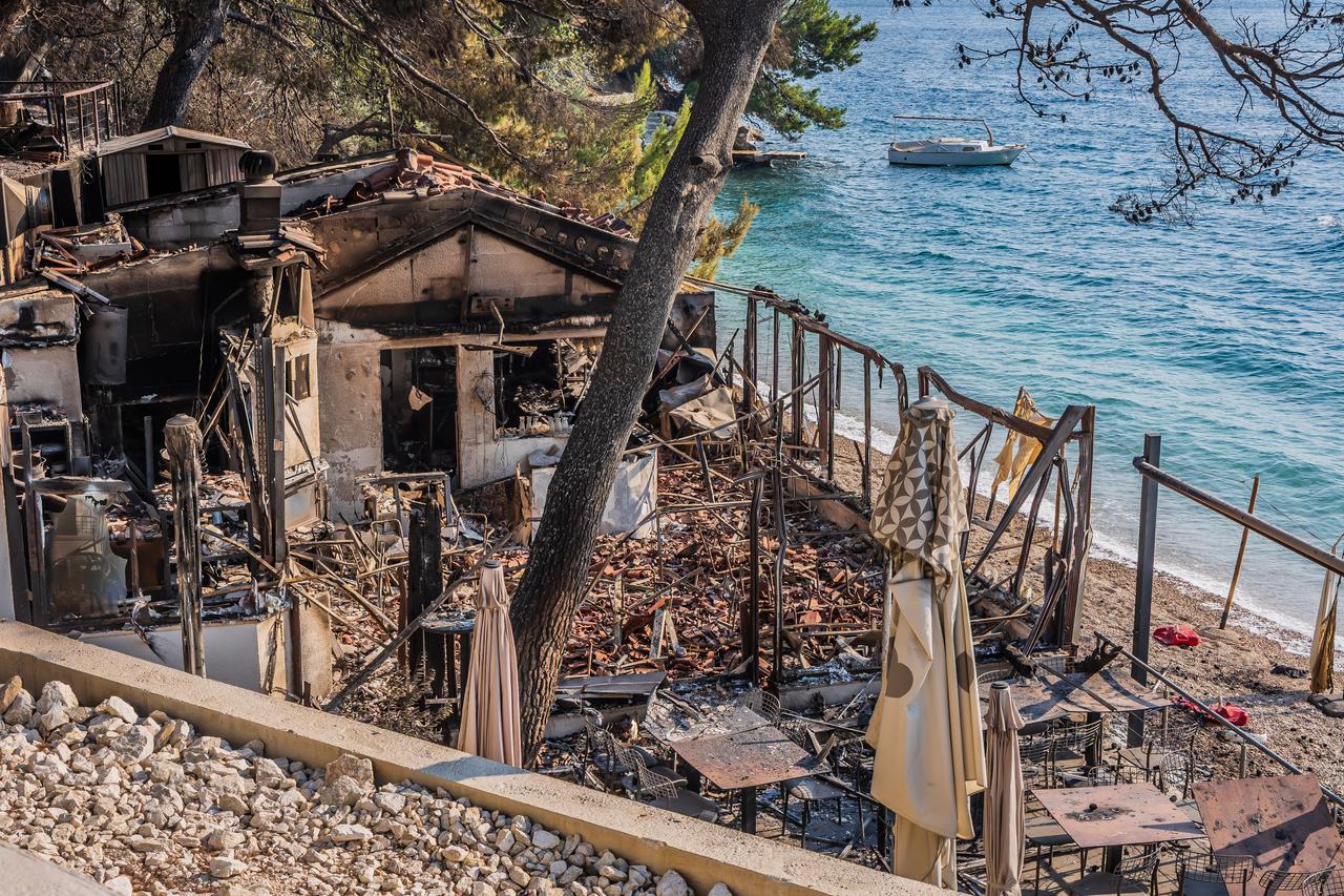 U požaru kod Omiša izgorio  je restoran Zvizdan