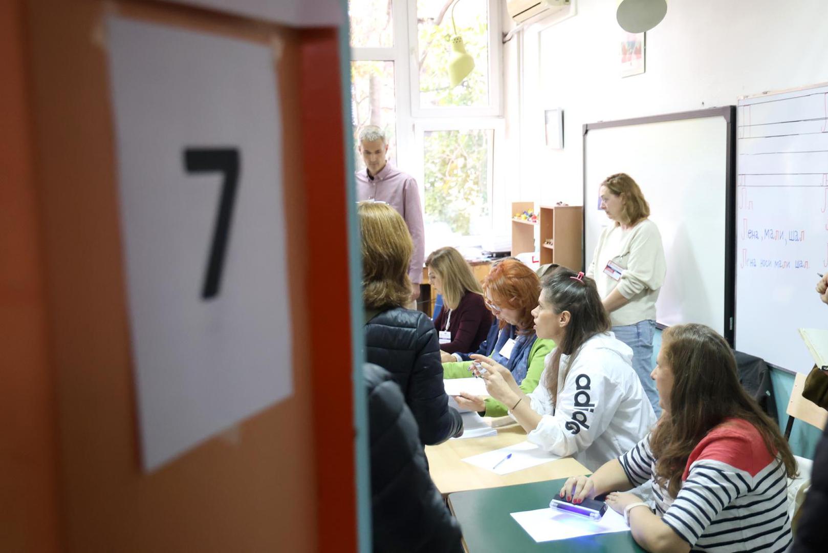 Birališta su otvorena u 7 sati, a u Novom Beogradu gdje se nalazi naš reporter Hrvoje Zovko, birači su već čekali u redovima kako bi mogli glasati. Od ranog jutra velike su gužve i na biralištima u Novom Sadu