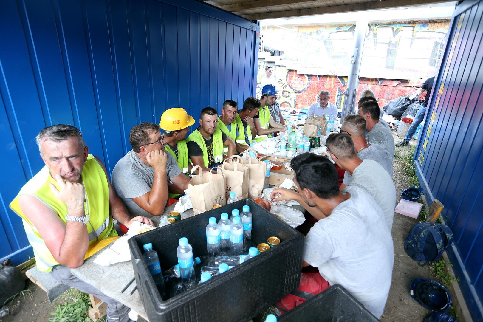 Zagrebački gradonačelnik Milan Bandić obišao je radnike na Mostu slobode koji su i danas radili unatoč tome što je za mnoge neradni dan jer se obilježava Dan državnosti.