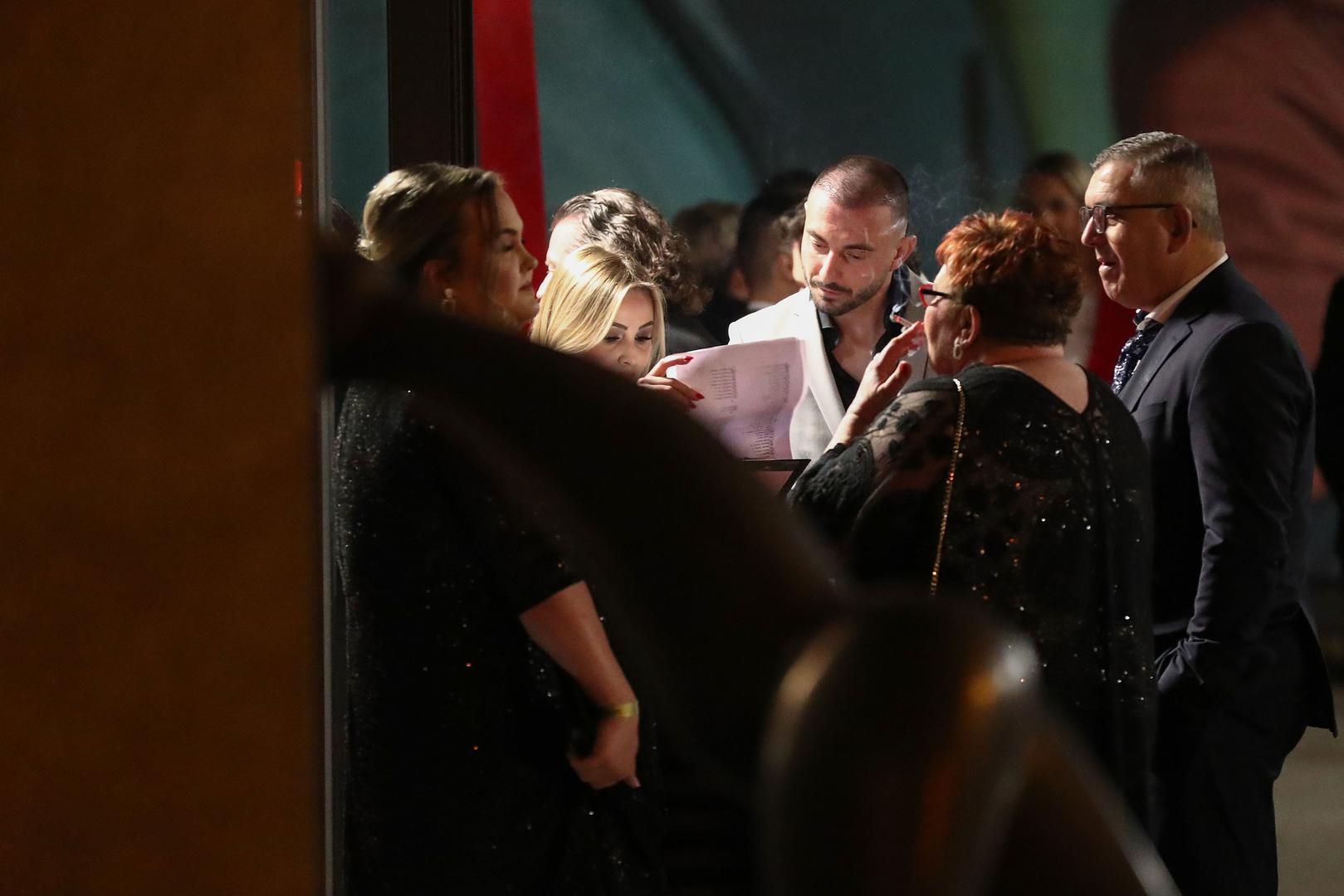 Mladenci su prvi ples otplesali uz pjesmu “Perfect” britanskog izvođača Eda Sheerana. 