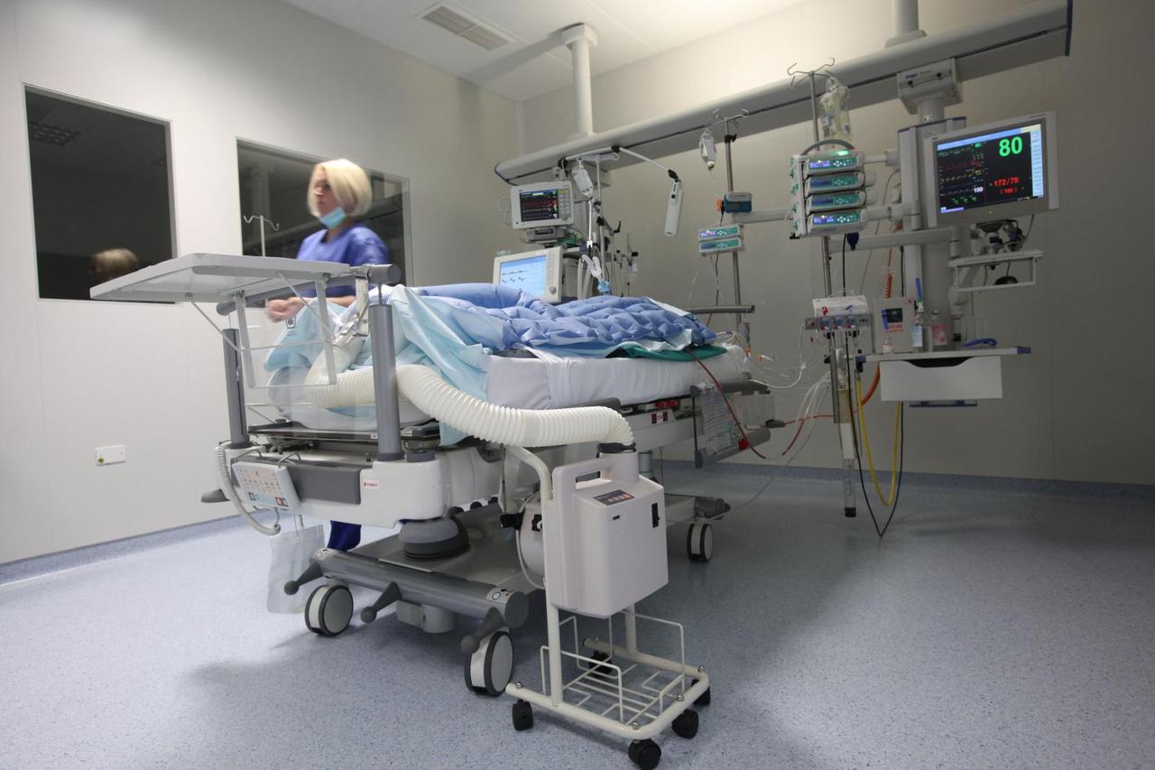 Samo pulska bolnica ima na raspolaganju 12 respiratora, na slici je jedan od respiratornih aparata u KB-u Dubrava