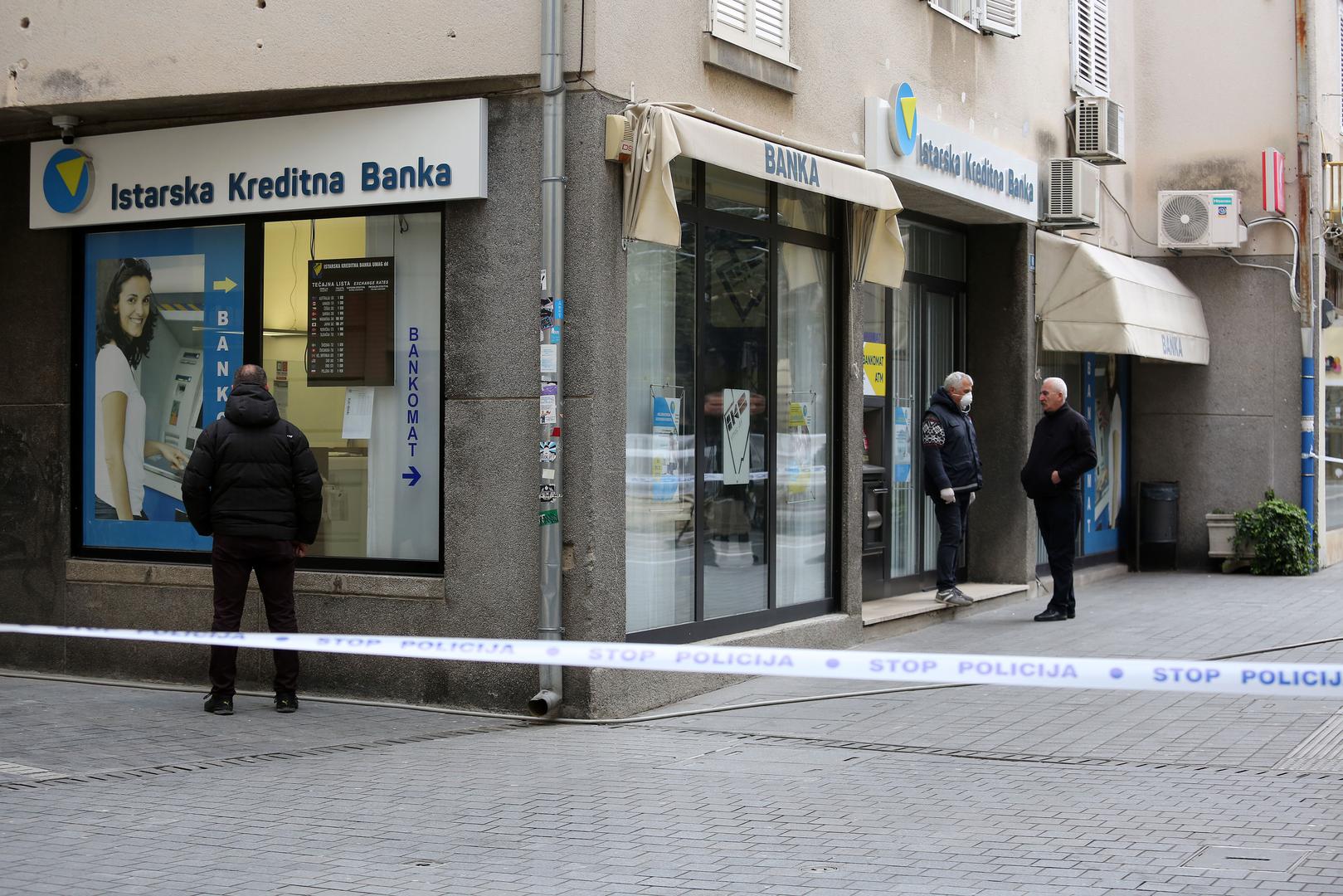 U središtu Rijeke u petak ujutro opljačkana je poslovnica Istarske kreditne banke, izvijestila je Policijska uprava primorsko-goranska. 