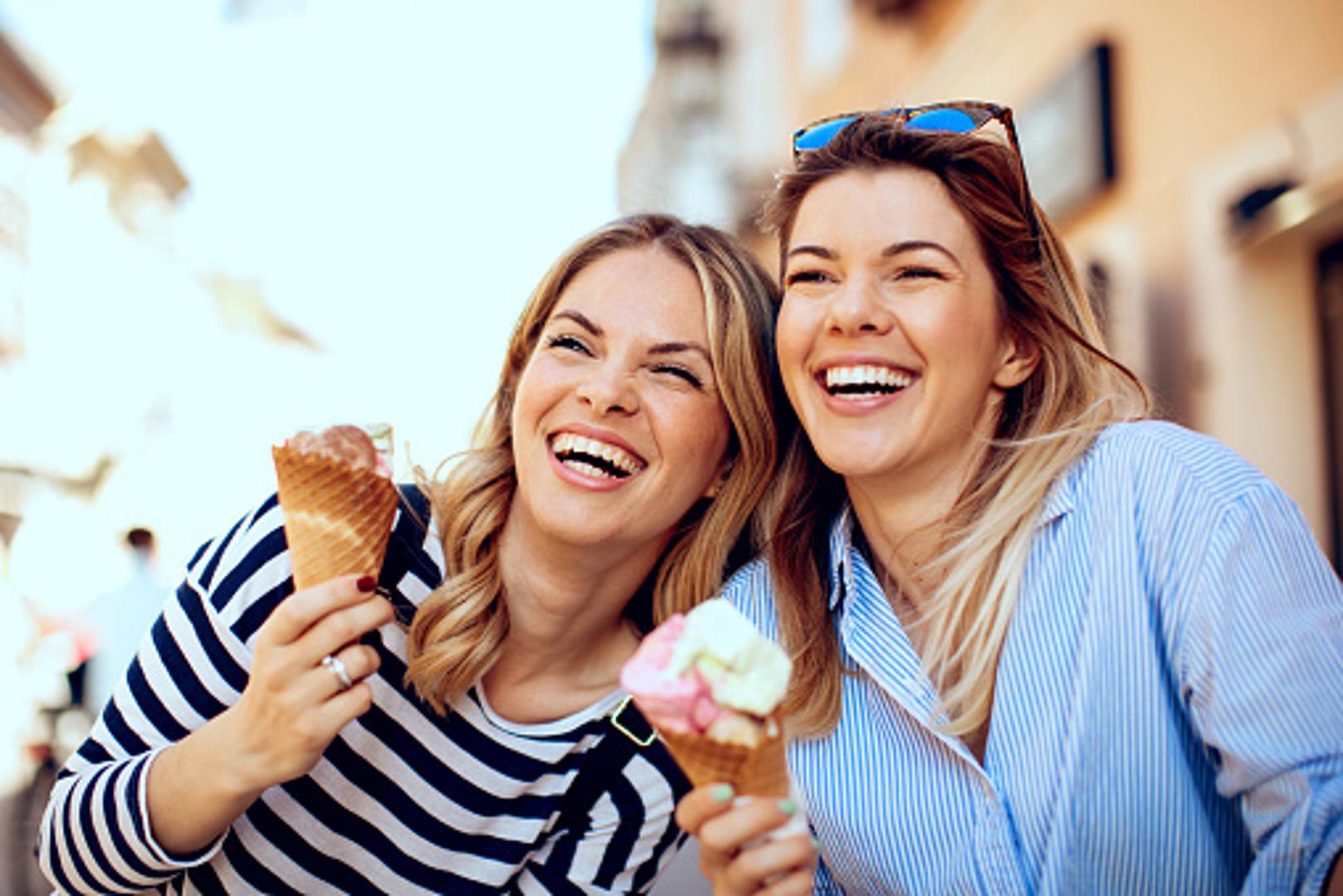 Najčešće se događa kada tijekom vrućih dana konzumiramo nešto hladno. Do nagle boli tada dolazi kada se kapilare sinusa sužavaju i dolazi do vazokonstrikcije. Ova brza promjena stvara pritisak u blizini osjetljivih živaca i rezultira bolom. 