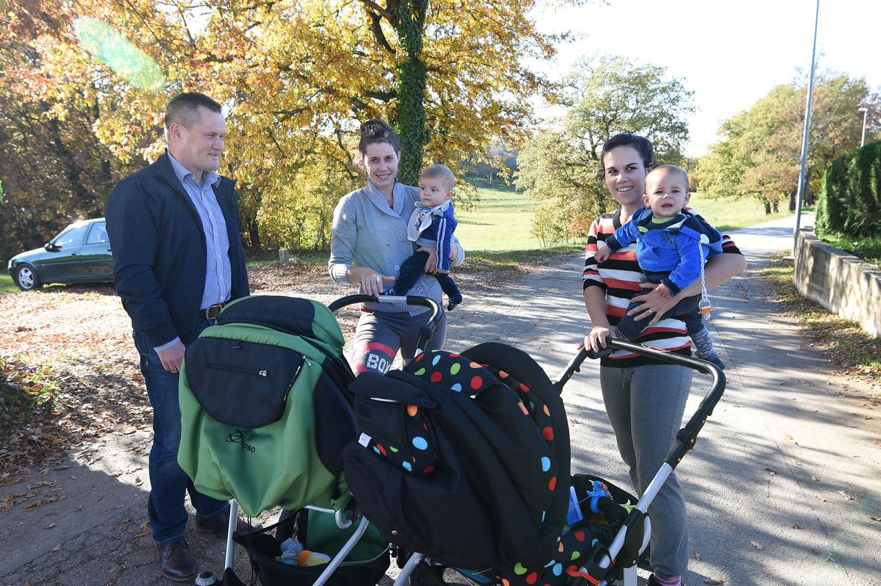 12.11.2015,.Sveti petar u Sumi Mijesto u Istri gdje pobijedjuje HDZ  na slici -Mlade mame  Monica Damjanic i Djana Svic u razgovoru s nacelnikom Bratulicem 