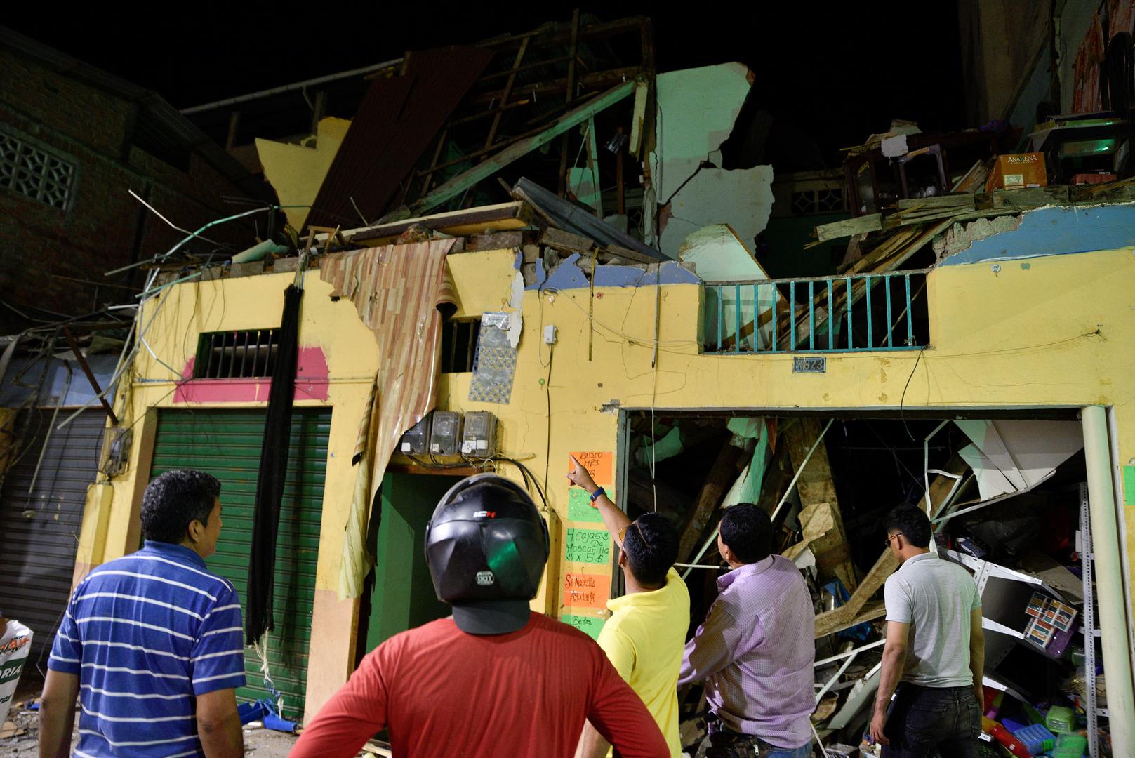 People look at damaged houses following an earthquake in Machala, Ecuador March 18, 2023. REUTERS/Vicente Gaibor Del Pino Photo: VICENTE GAIBOR DEL PINO/REUTERS