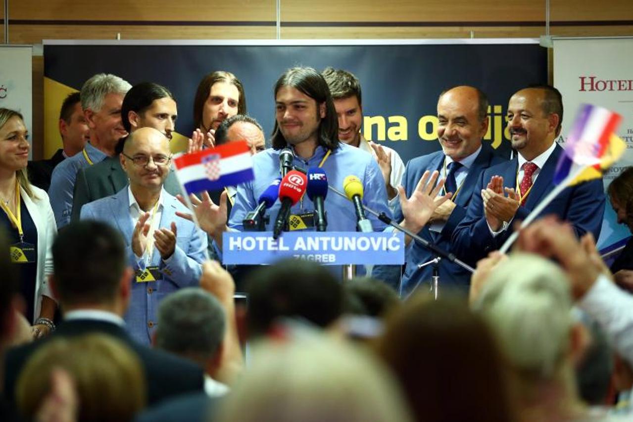 11.09.2016., Zagreb - Docek rezultata izvanrednih parlamentarnih izbora u stozeru Zivog zida u hotelu Antunovic