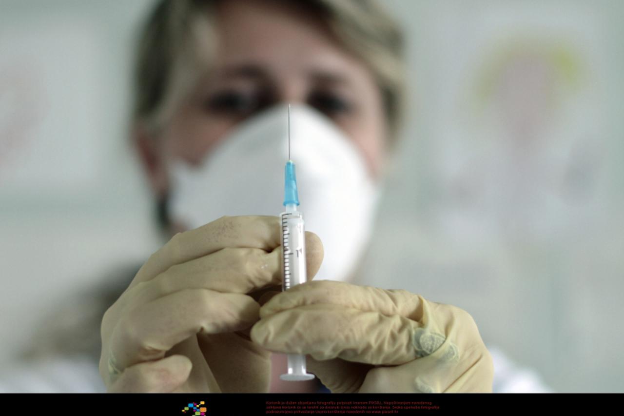 '27.11.2009., Zadar - Cijepljenje protiv svinjske gripe (H1N1) nije privuklo mnogo pacijenata. U Poliklinici je oko podneva primljen tek cetvrti pacijent.  Photo: Filip Brala/PIXSELL'