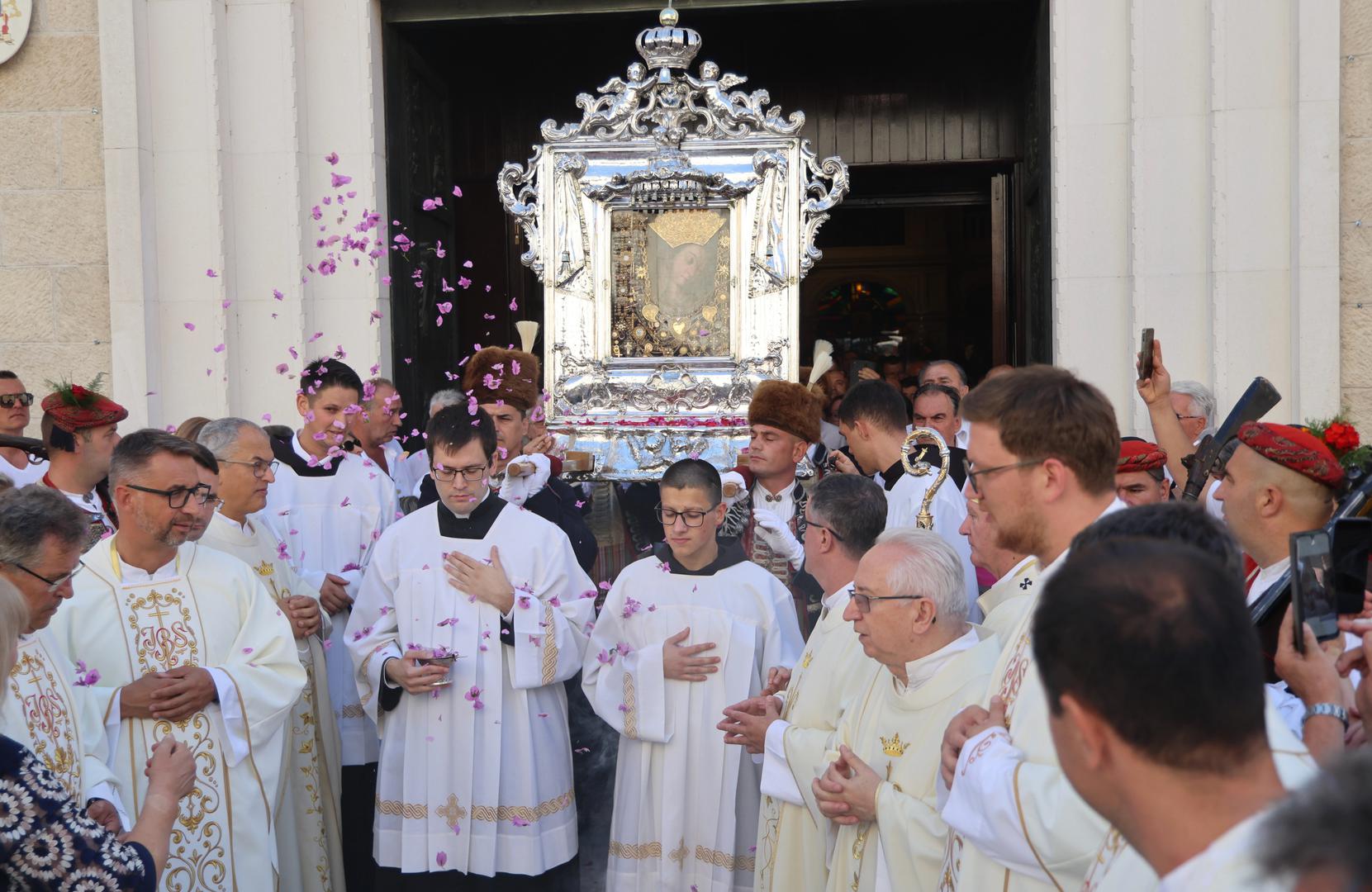 Mnogi vjernici iz Sinjskog i Cetinskog kraja, te dalmatinske zagore koji borave u inozemstvu, uzimaju godišnje odmore za blagdan Velike Gospe kako bi mogli na taj dan doći hodočastiti u rodni kraj. Brojni vjernici  iz Dalmacije u Sinj hodočaste pješačeći i po više desetaka kilometara.