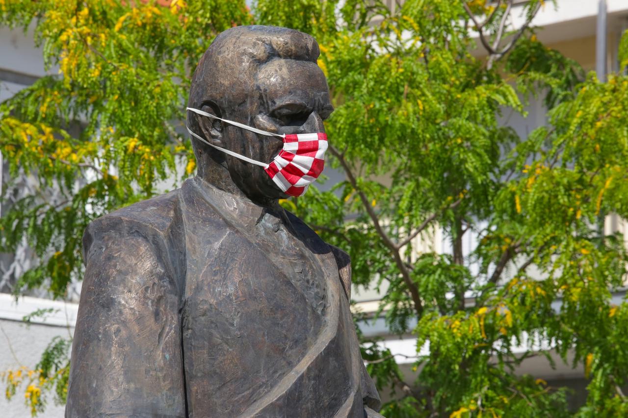 Osijek: Spomenik Franji Tuđmanu dobio zaštitnu masku sa šahovnicom