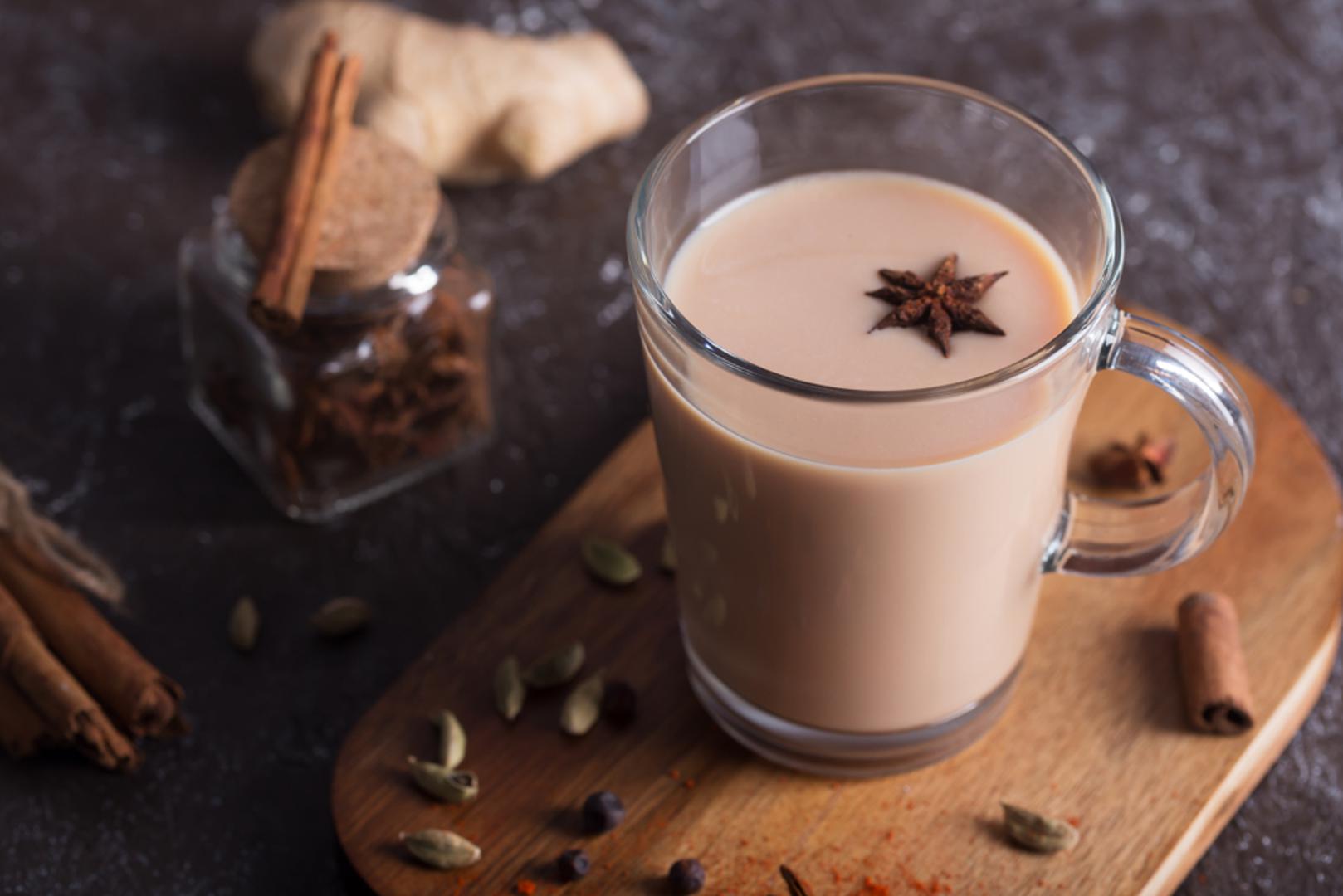 Zimski chai latte s medom: Chai latte donosi dašak egzotike na adventske stolove, ali se priprema vrlo jednostavno. Crni čaj kuha se sa začinima poput cimeta, kardamoma, klinčića i đumbira, a zatim se dolije vruće mlijeko i zasladi se medom. Rezultat je baršunast, mirisan napitak koji grije iznutra i savršeno paše uz medenjake, prhke keksiće ili jednostavno uz trenutak koji ćete ukrasti samo za sebe.