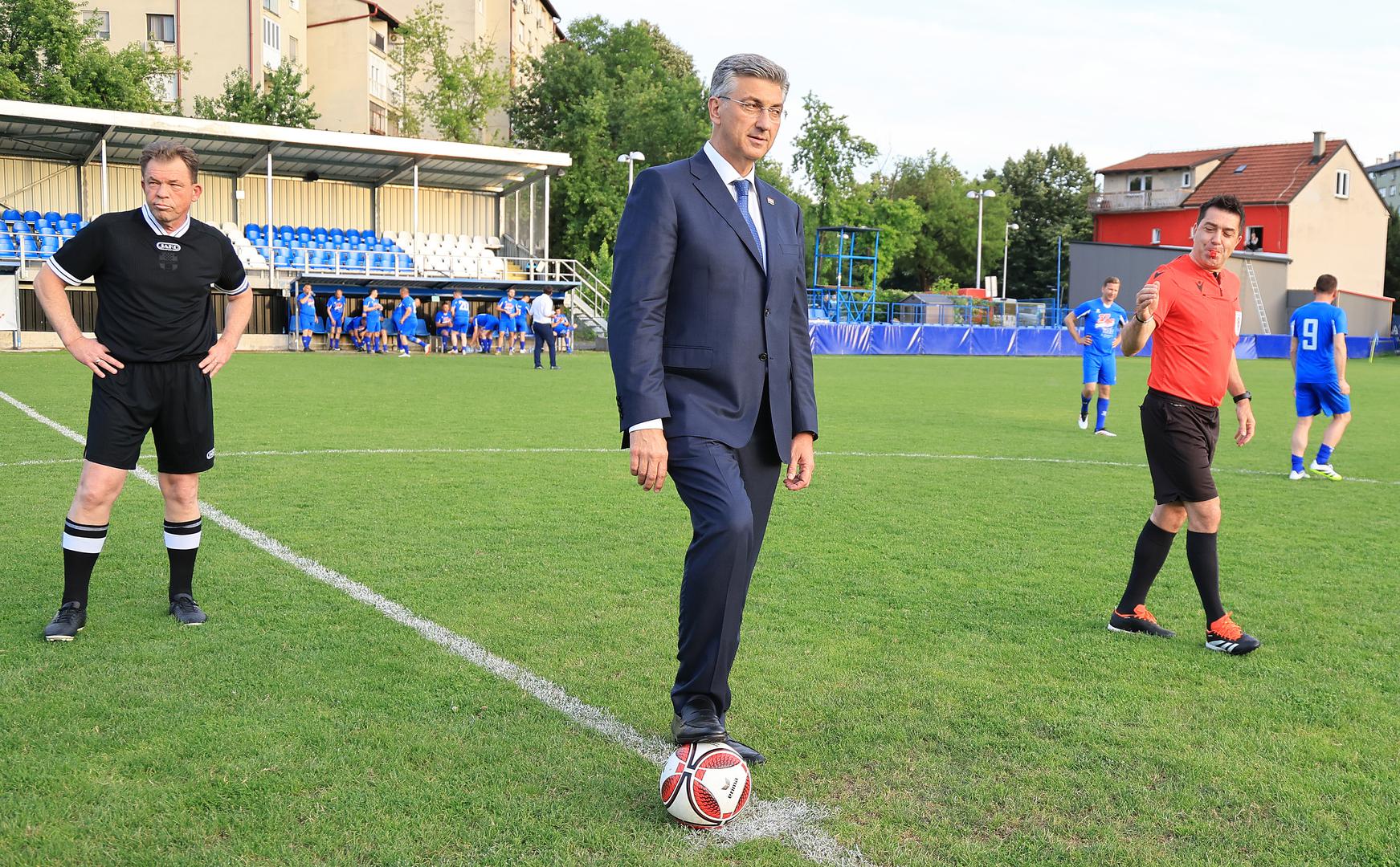 Premijer Plenković je, ovim povodom, odlučio pokazati svoje nogometne vještine. 