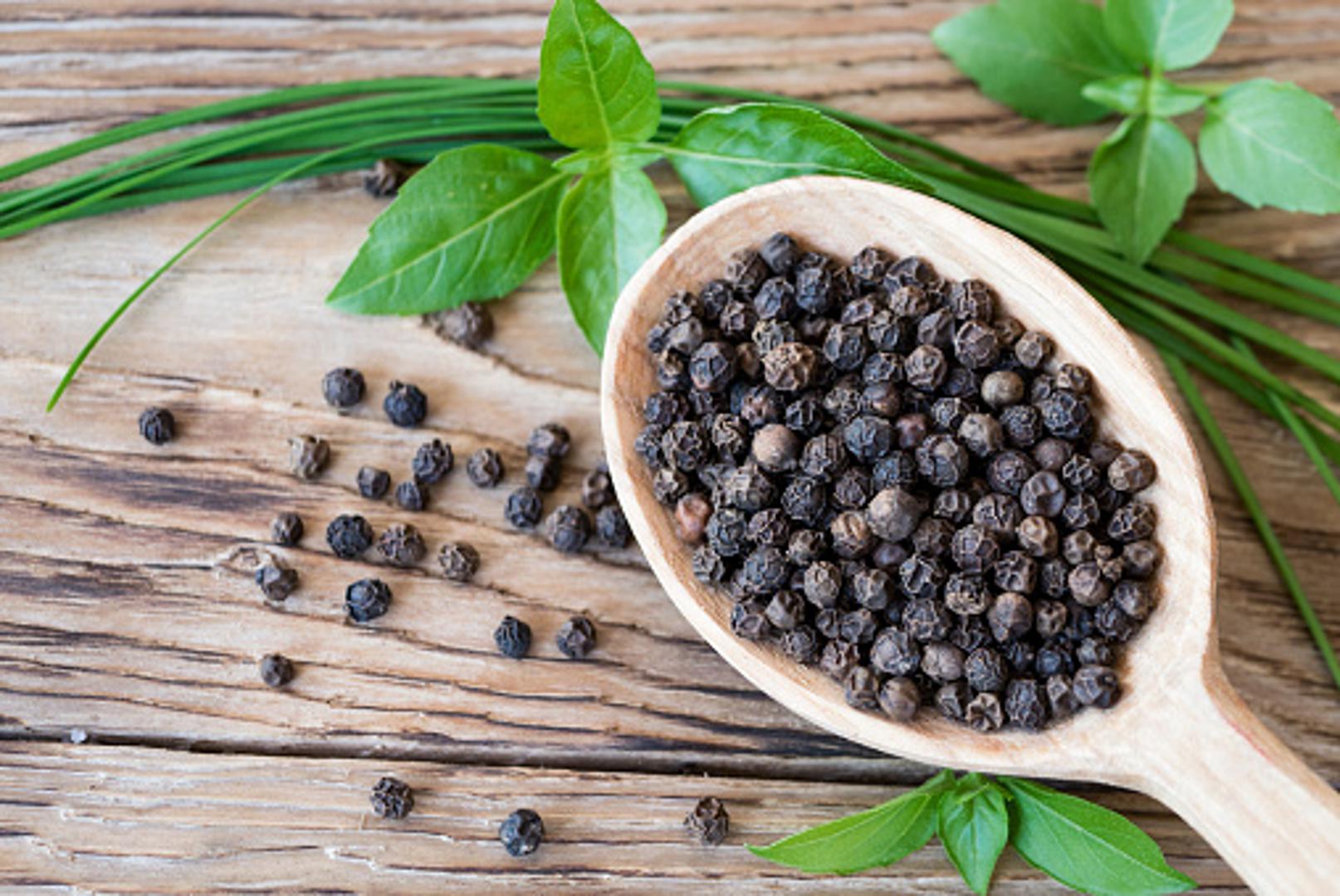 Crni papar -  Sadrži piperin koji blokira formaciju masnih stanica, a povećava apsorpciju hranjivih sastojaka, djeluje na metaboličke enzime, stimulira rad crijeva i pojačava termogenezu. Djeluje i kao analgetik, ublažava bol i ima protuupalno djelovanje.