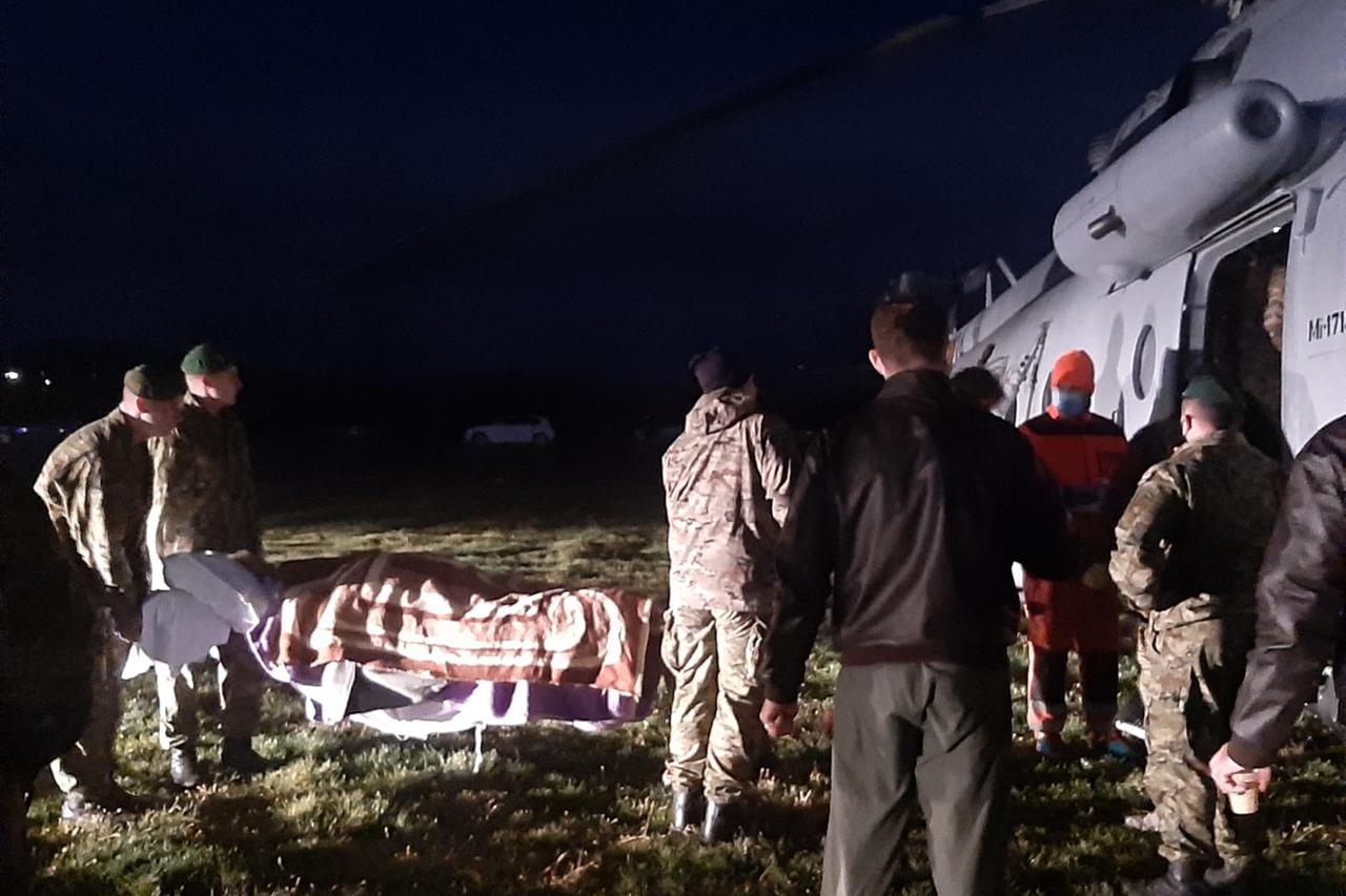 Evakuacija: Vojnim helikopterima prevoze nepokretne osobe iz Petrinje u Zagreb