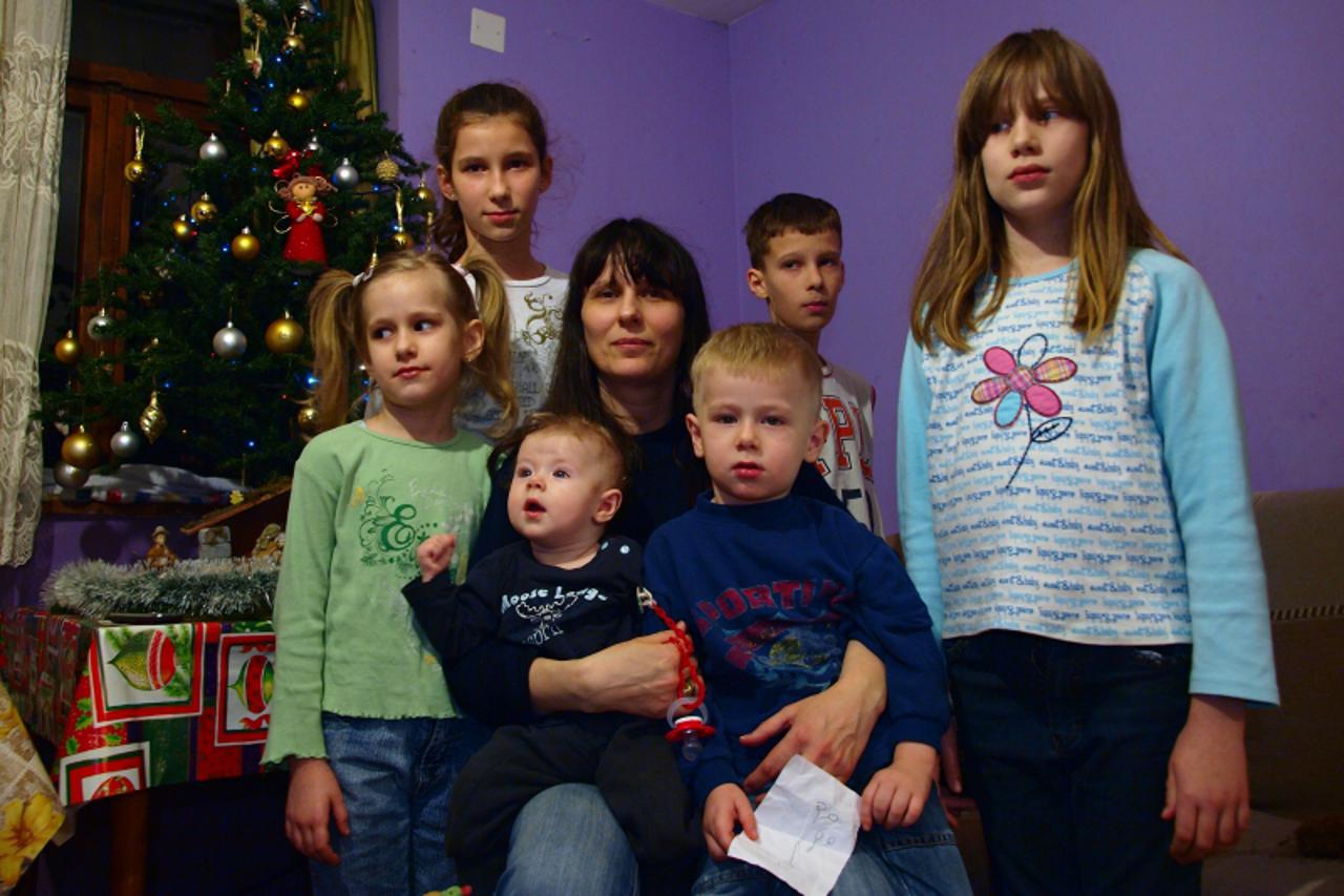 \'05.01.2011., Zagreb - Ana Horvat, majka dvanaestori djece, i dio njezine obitelji.  Photo Tomislav Miletic/PIXSELL\'