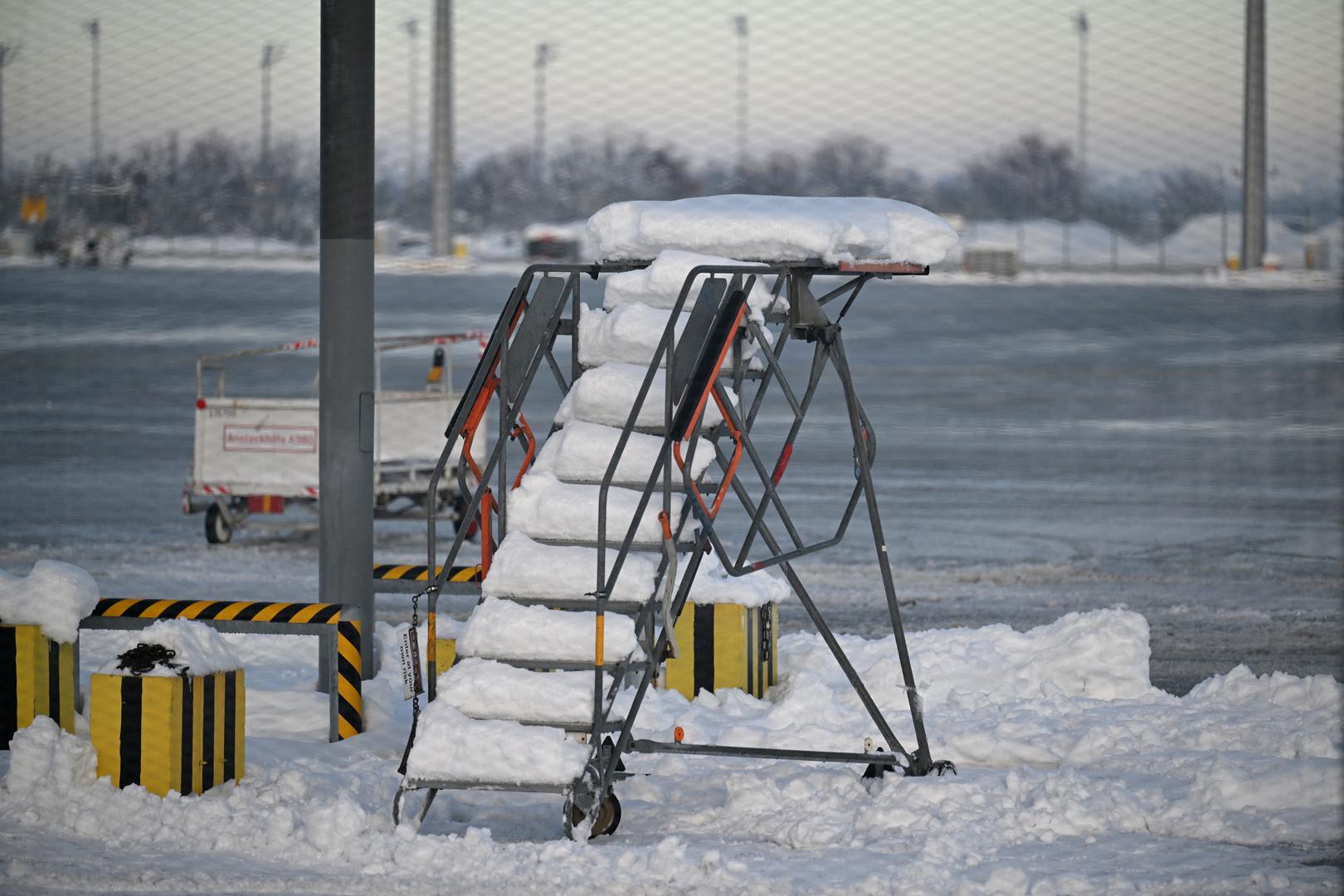 Glasnogovornik zračne luke potvrdio je za dpa da su sve piste zaleđene zbog ledene kiše. Neće biti polijetanja ni slijetanja najmanje od prvih letova u 6 ujutro do podneva.