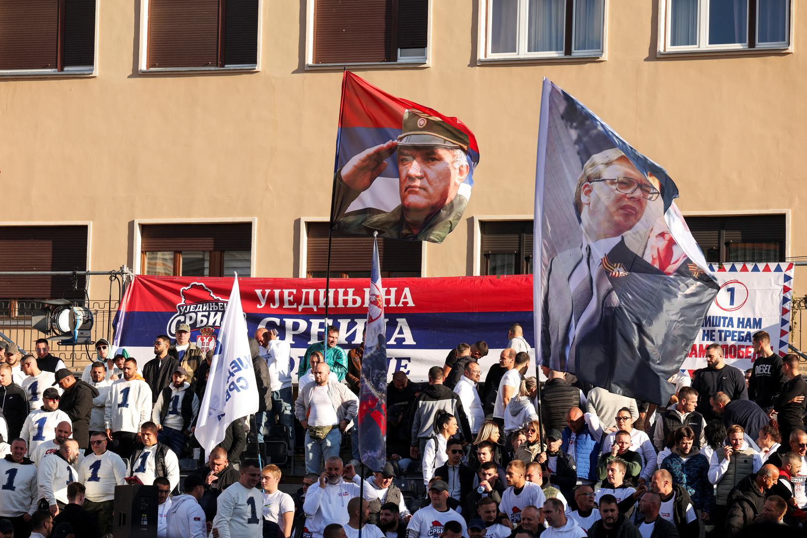 U središtu Novog Sada večeras se održava predizborni skup Srpske napredne stranke (SNS), na kojem se okupio velik broj pristaša izborne liste 'Ujedinjena Srbija'. Aleksandar Vučić na skup je stigao u društvu slovačkog premijera Roberta Fica, dok su središnje gradske ulice blokirane, a duž Bulevara Mihajla Pupina parkirani brojni traktori. Među okupljenima su se mogle vidjeti brojne zastave, uključujući i one s likovima Aleksandra Vučića, njegova brata Andreja te Ratka Mladića.