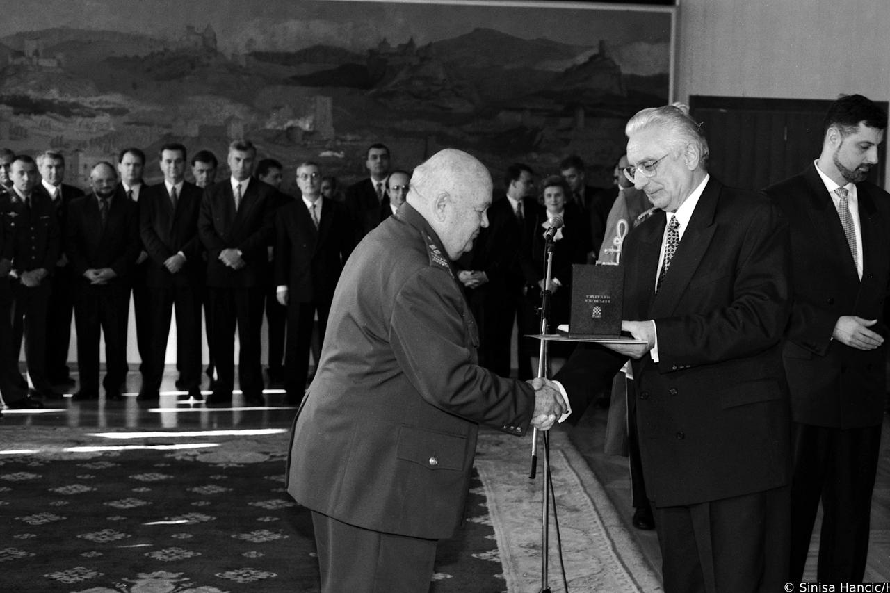 Zagreb: Dodjela odlikovanja za vojne akcije Bljesak i Oluja, 28.10.1995.