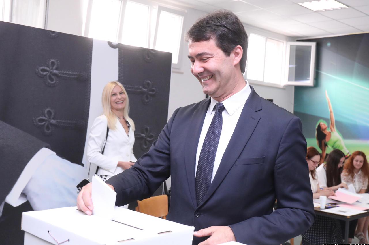 Zoran Đogaš sa suprugom glasovao na prijevremenim izborima u Splitu