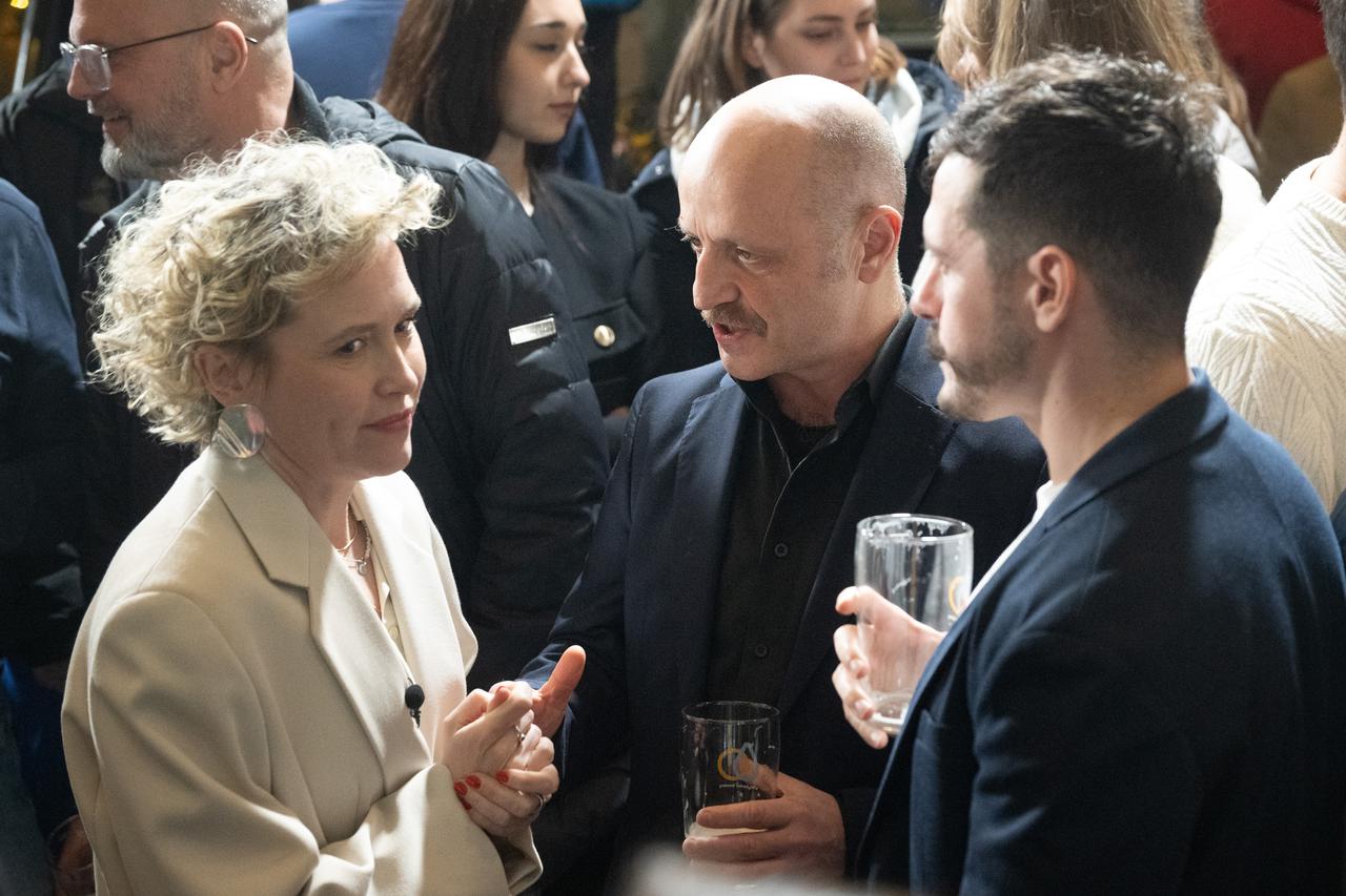 Zagreb: Mile Kekin poljupcem čestitao supruzi Ivani na rezultatu izbora
