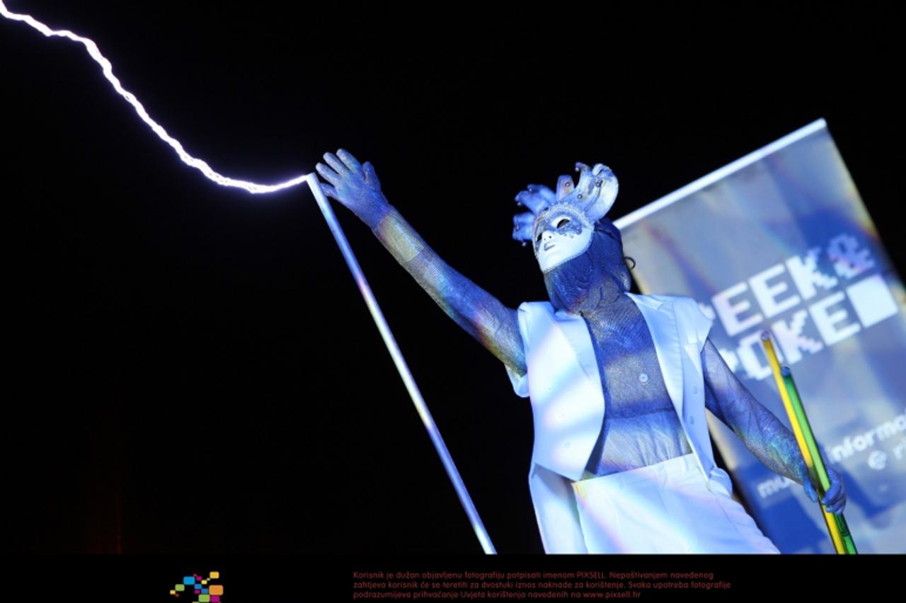 'tesla_pix_kul_120810'