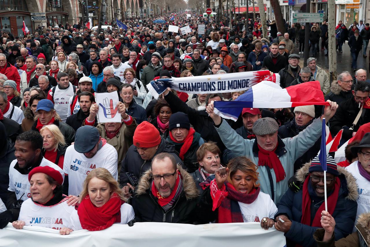 Prosvjed crvenih marama u Parizu