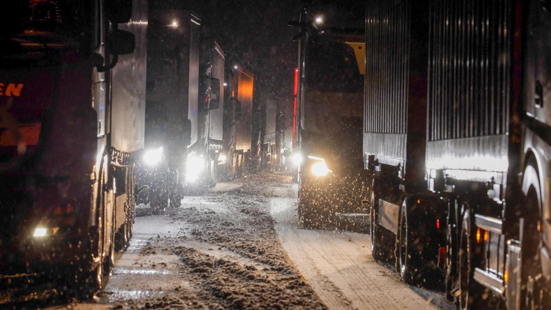 17 January 2024, Hesse, Grünberg: Trucks are jammed on the A5 highway near Grünberg on a snow-covered road. Because trucks got stuck on the snow-covered road, nothing is working on the A4, A5 and A7 highways in eastern Hesse. Traffic jams stretched for miles and many drivers were stuck on Thursday night. Photo: Bernd März/dpa Photo: Bernd März/DPA