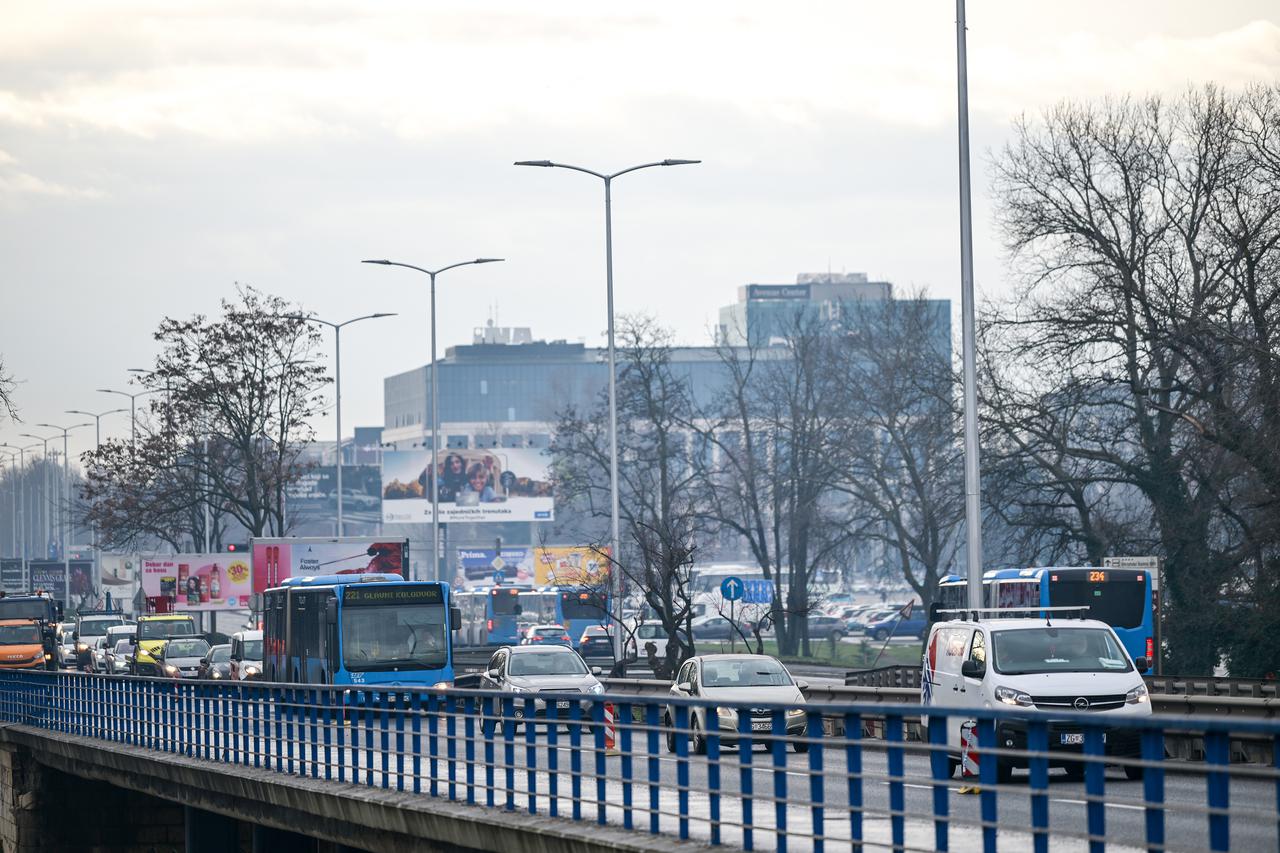 Zagreb: Započela hitna sanacija kolnika na Aveniji Većeslava Holjevca
