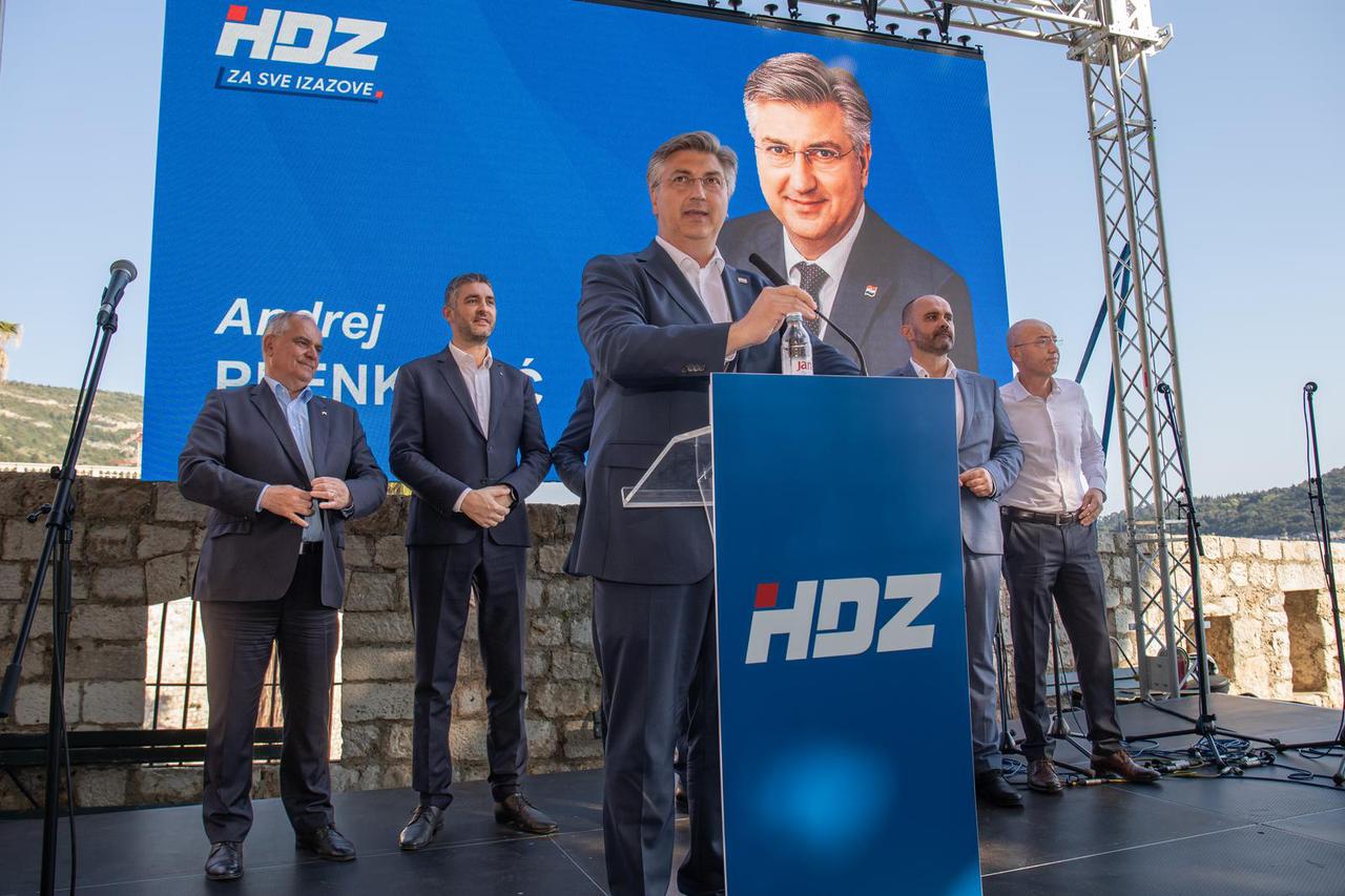 Andrej Plenković sa suradnicima na predizbornom skupu u Dubrovniku