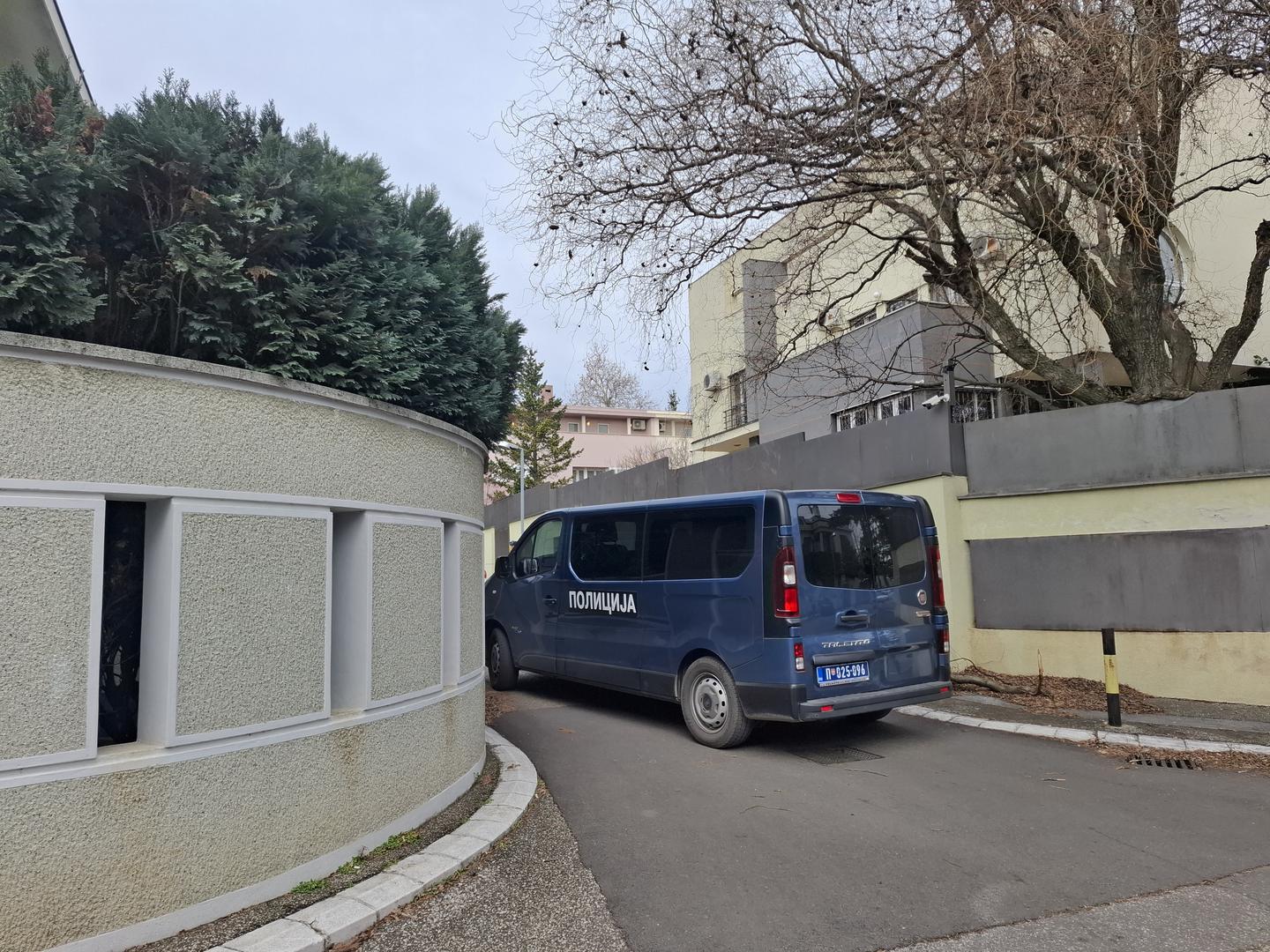 Danas, 3. veljače, u ranim jutarnjim satima bačena je bomba, eksplozivna naprava, na kuću Zdravka Čolića. 