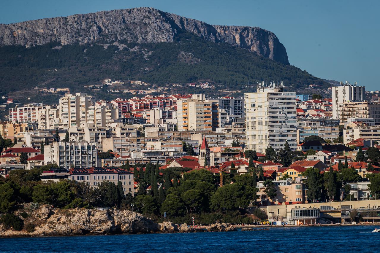 Pogled sa trajekta na Split i okolicu