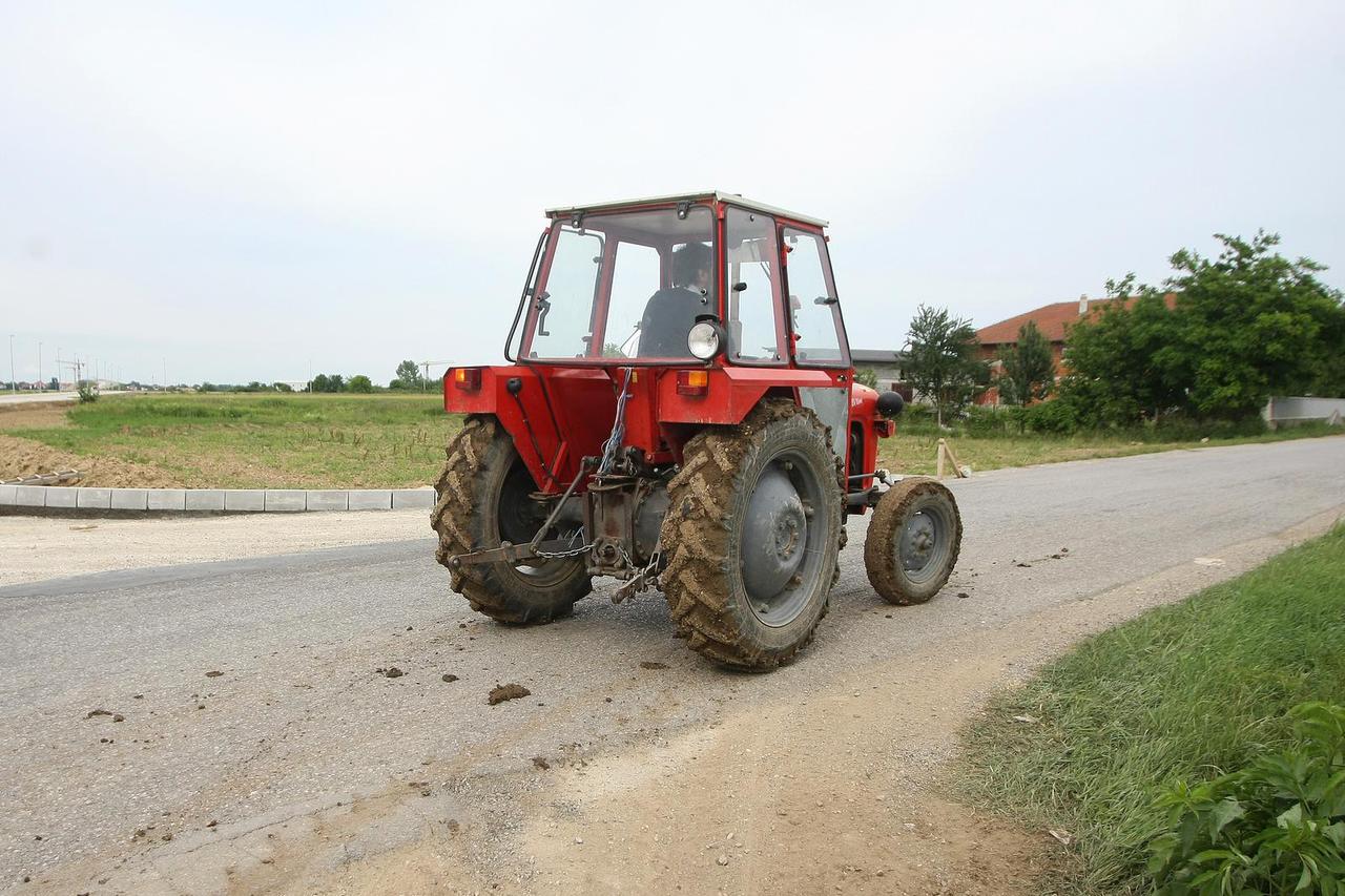 Zagreb: Traktor u prometu, ilustracija