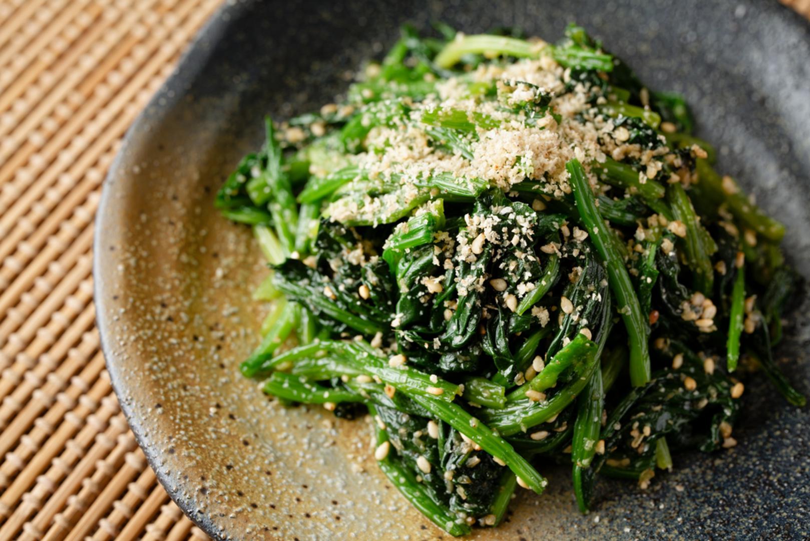 Špinat, kuhan — 3,6 mg/100 g: U rižotima, tjesteninama ili kao prilog s kapljicom limuna i maslinova ulja, špinat postaje izvrstan izvor željeza i folata. Kratko blanširanje i cijeđenje smanjuje oksalate koji mogu vezati minerale. Dodajte papriku, rajčicu ili limun kako biste podigli apsorpciju.