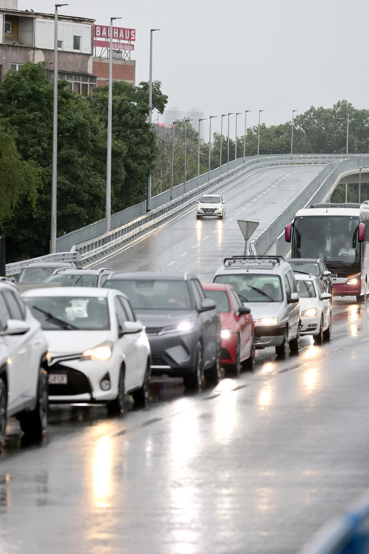 Razmjere ove obnove najbolje pokazuju brojke: ugrađeno je više od 1200 metara novih čeličnih rubnjaka i pješačkih ograda te 1330 metara odbojne ograde. Izvedeno je i 4700 m2 novog asfaltnog zastora, više od 1100 m2 horizontalne signalizacije te 1900 m2 antikorozivne zaštite, uz 14.000 spojnih i pričvrsnih elemenata za dodatno ojačanje konstrukcije.