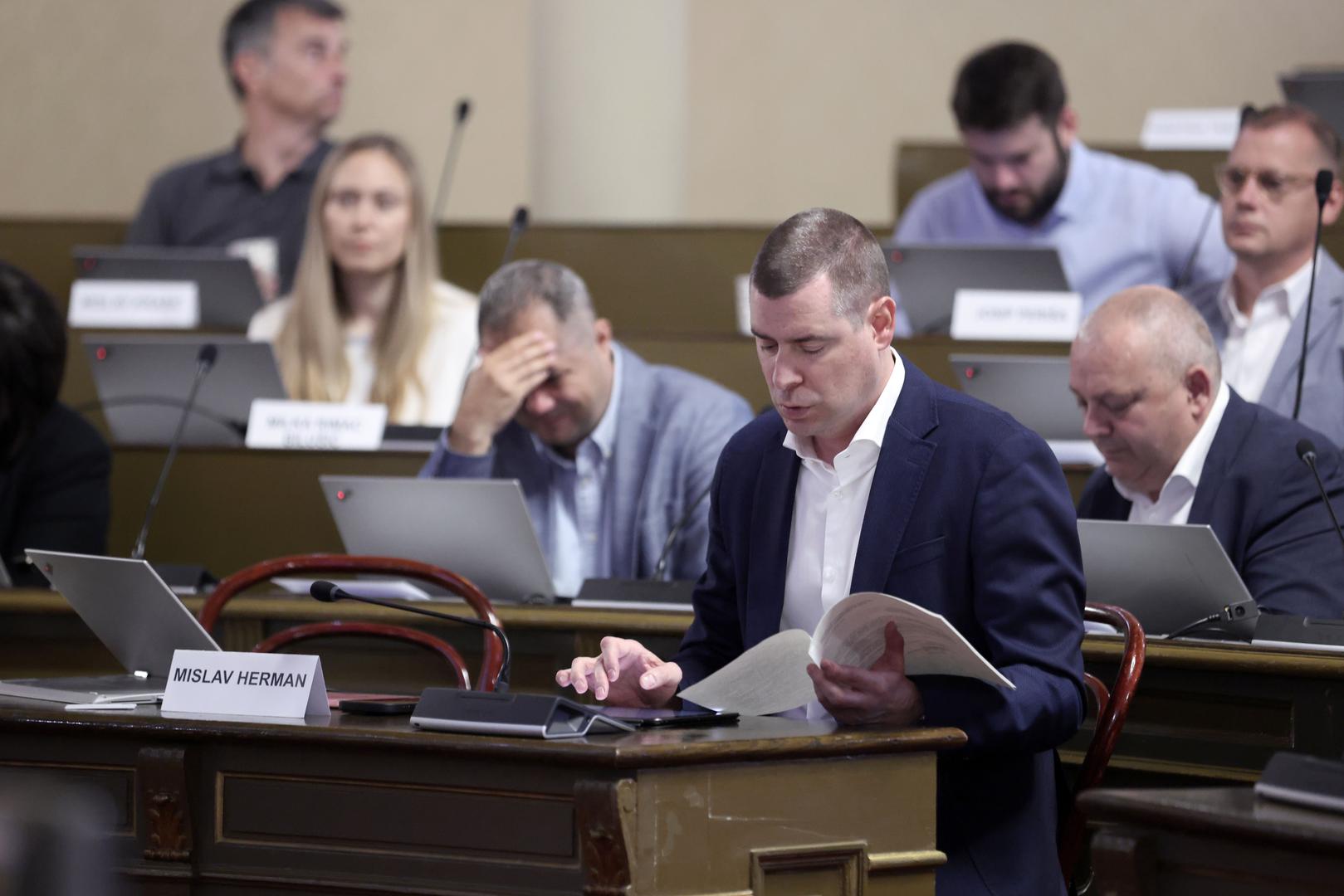 Otvorile su se razne teme, a već na samom početku sjednice je zaiskrilo s prepirkama i pitanjima.