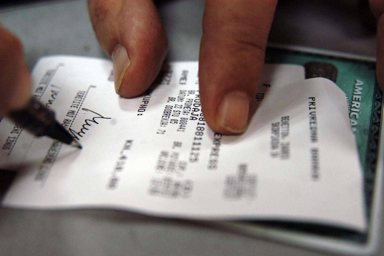 'plus...zagreb...22.11.2005. king cross jankomir, ipercoop, shoping, placanje karticom, american, amex foto: goran stanzl'