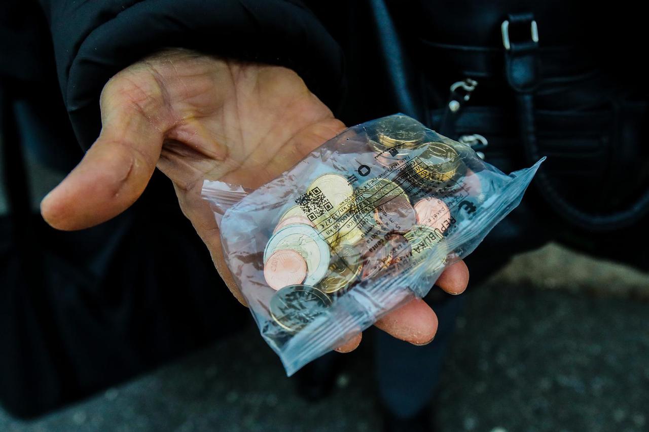 Od danas se može kupiti početni paket eurokovanica, koji sadržava 33 eurokovanice 