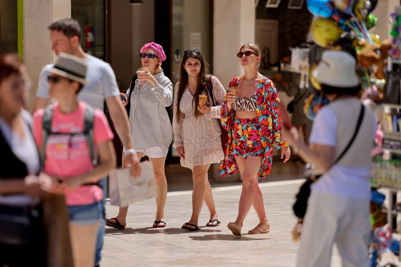 Zadar: Visoke temperature u Zadru, građani potražili osvježenje na plaži