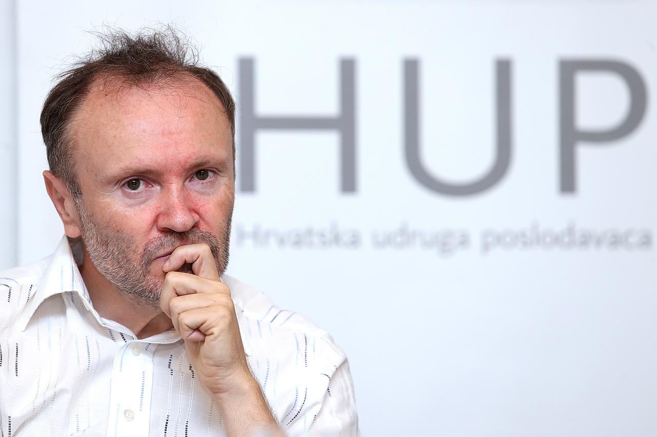 12.06.2014., Zagreb - Hrvatska udruga poslodavaca (HUP) odrzala je konferenciju za novinare na temu procesa izdvajanja usluznih djelatnosti iz dijela javnog i drzavnog sektora. Zeljko Lovrincevic. 